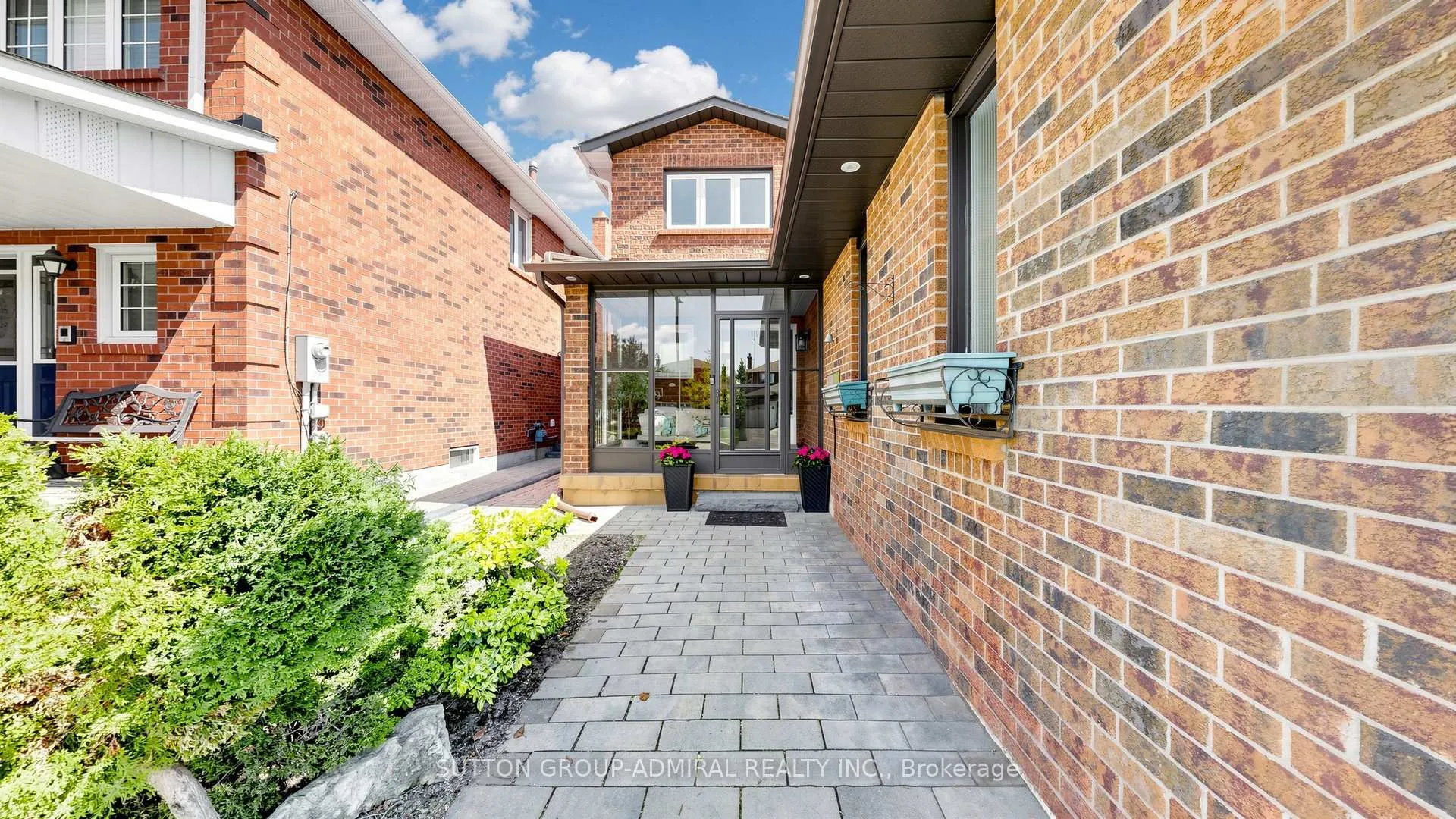 Photo 3 of 71 Oliver Lane, Vaughan, Maple — HOMEH