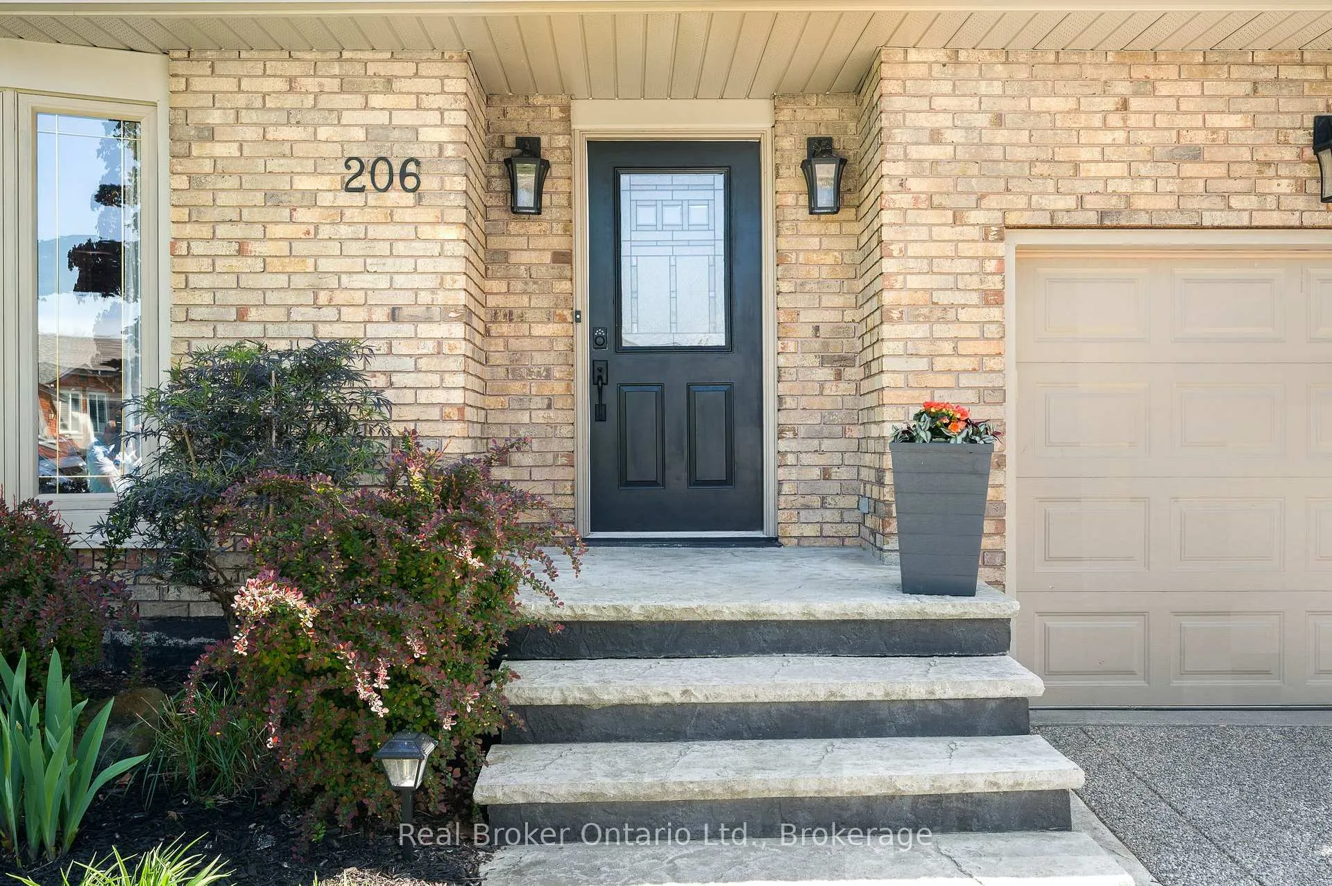 Photo 5 of 206 Athenia Drive, Hamilton, Stoney Creek Mountain — HOMEH