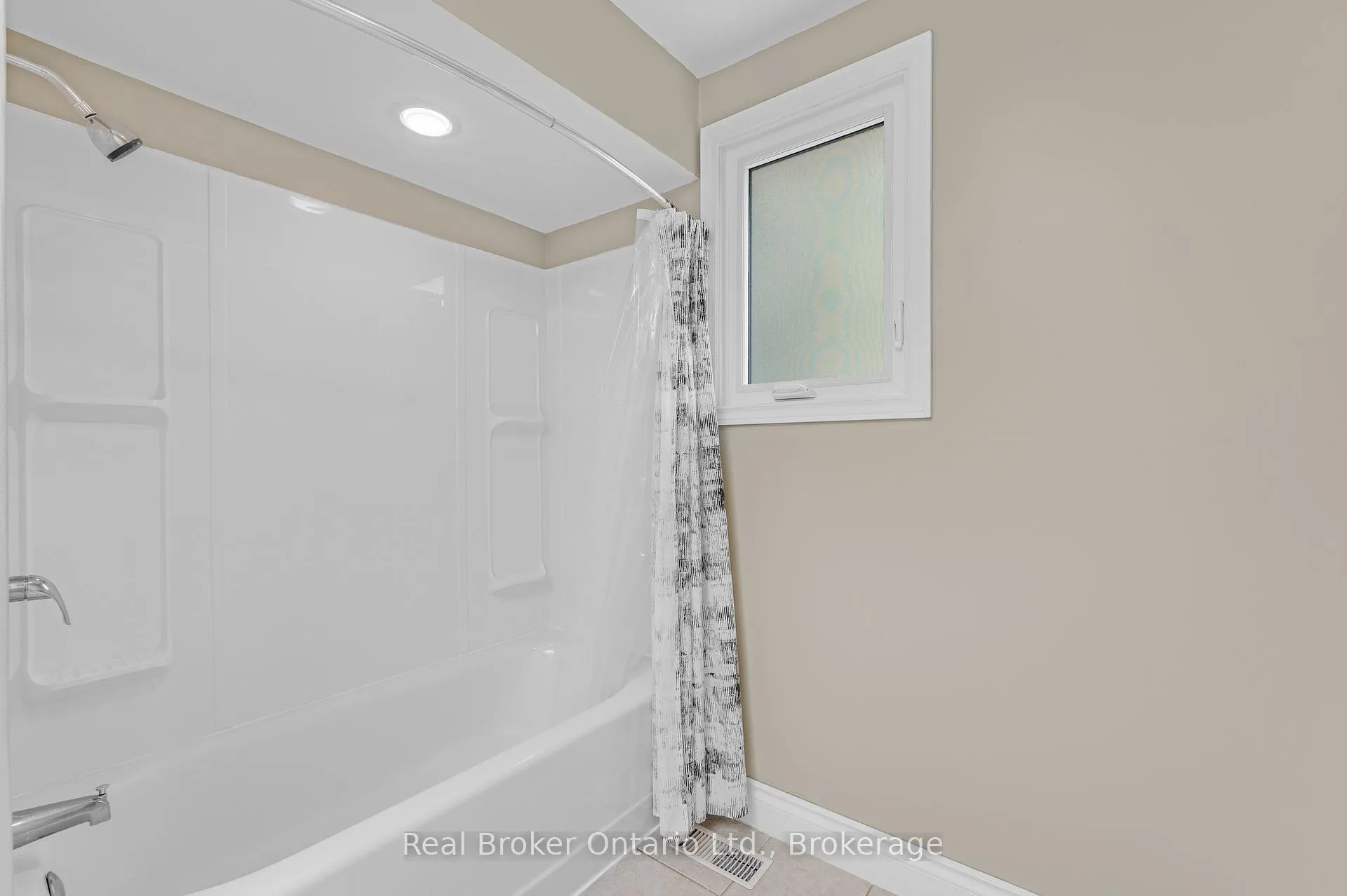 Photo 32 of 206 Athenia Drive, Hamilton, Stoney Creek Mountain — HOMEH