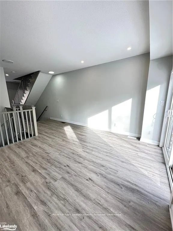 Photo 6 of 72 Winters Crescent, Collingwood — HOMEH
