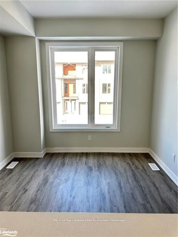 Photo 8 of 72 Winters Crescent, Collingwood — HOMEH