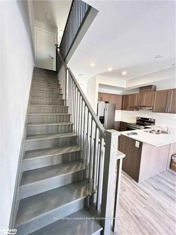 Photo 15 of 72 Winters Crescent, Collingwood — HOMEH