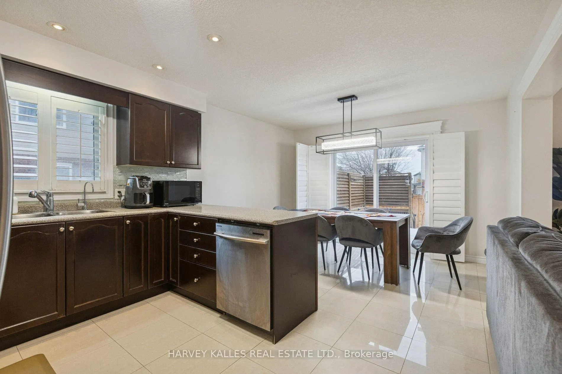 Photo 11 of 409 Tealby Crescent, Waterloo, Colonial Acres — HOMEH