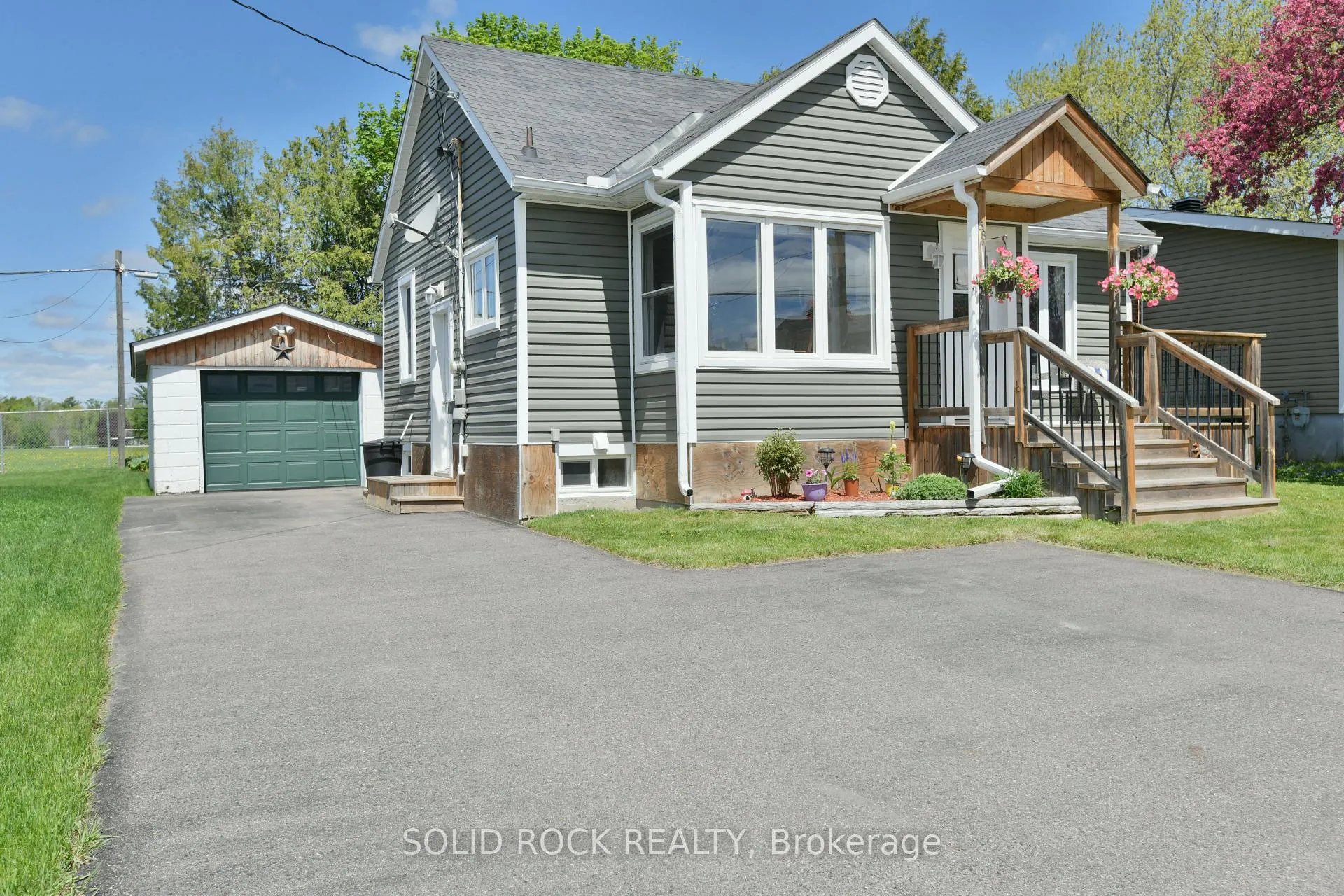 Photo 1 of 58 Barnet Boulevard, Renfrew — HOMEH