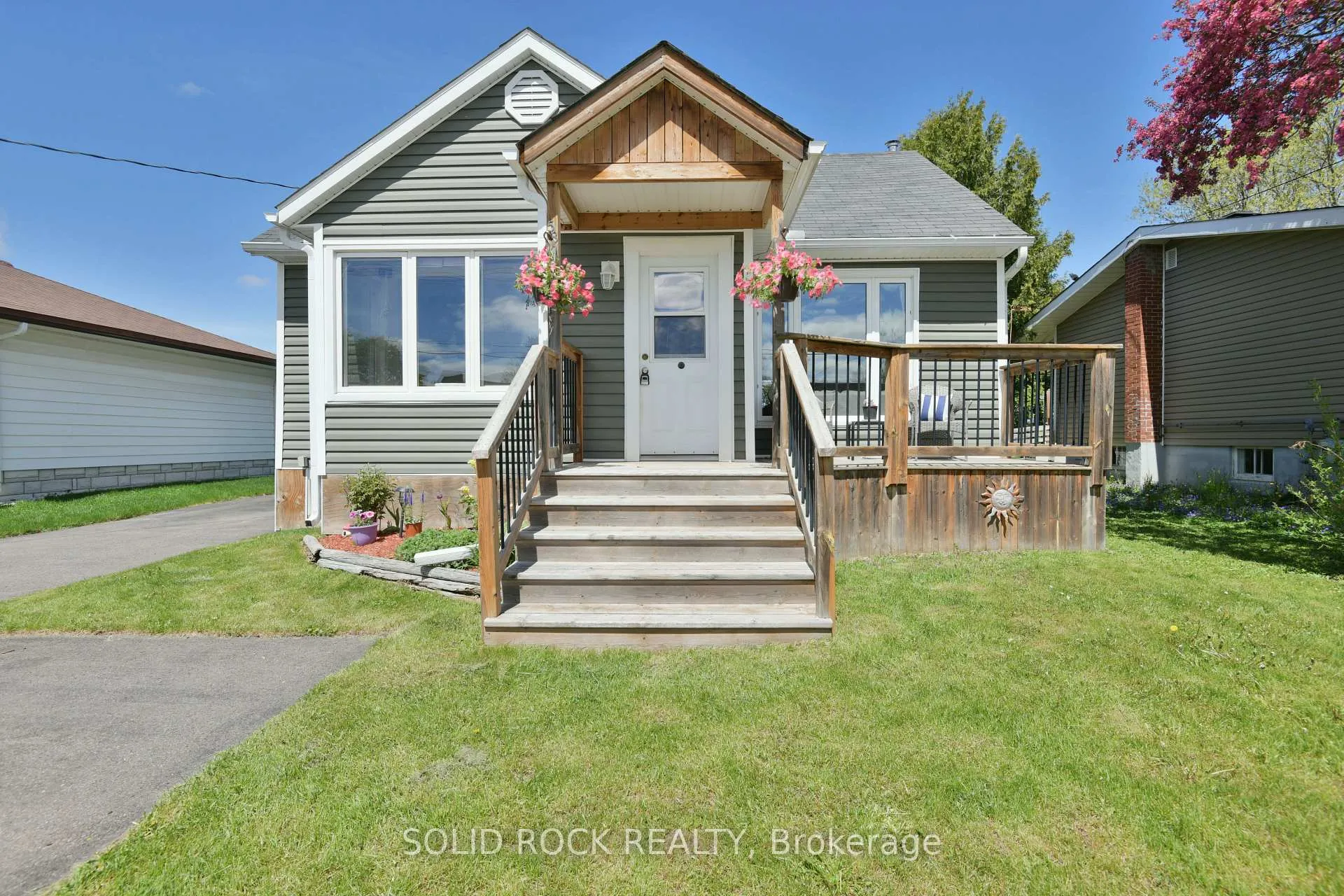 Photo 2 of 58 Barnet Boulevard, Renfrew — HOMEH
