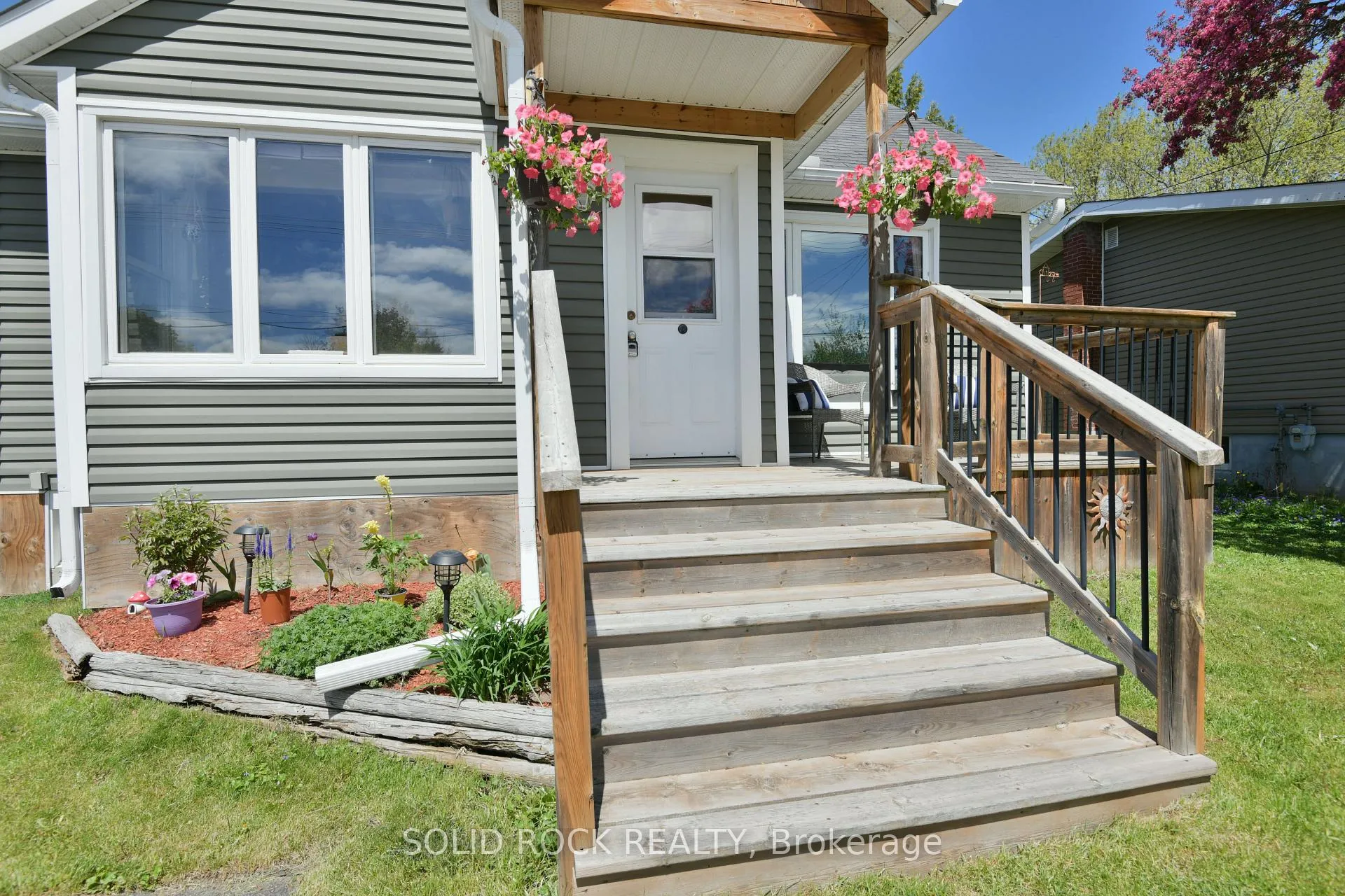 Photo 4 of 58 Barnet Boulevard, Renfrew — HOMEH