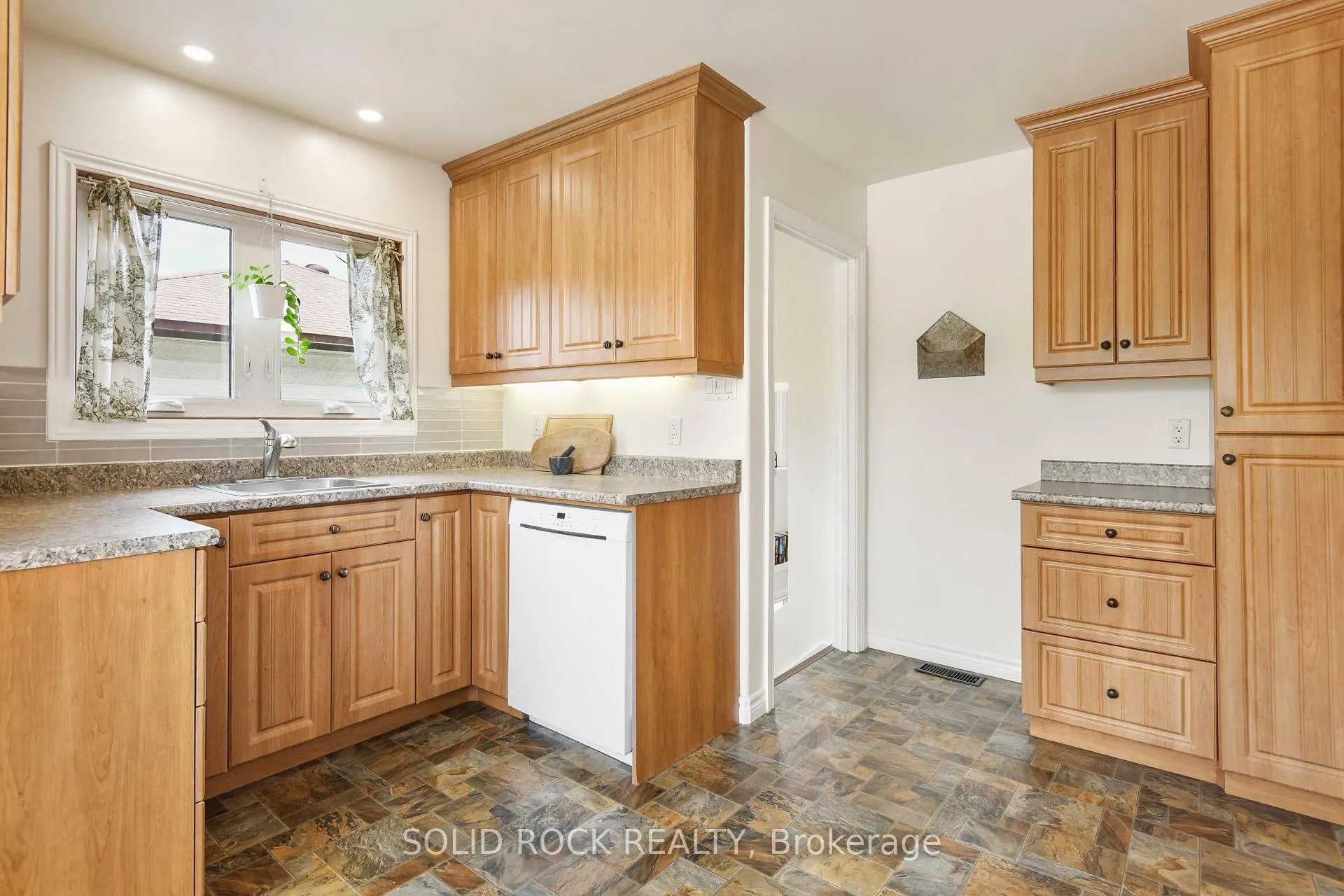Photo 17 of 58 Barnet Boulevard, Renfrew — HOMEH