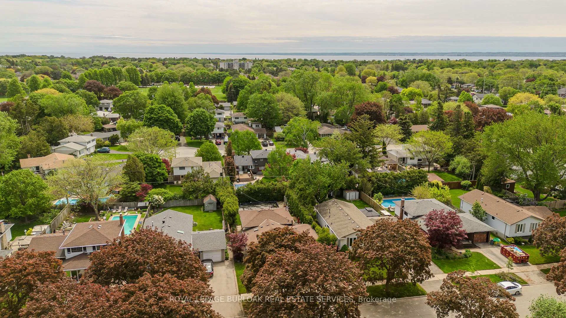 Photo 2 of 643 Artreva Crescent, Burlington, Shoreacres — HOMEH