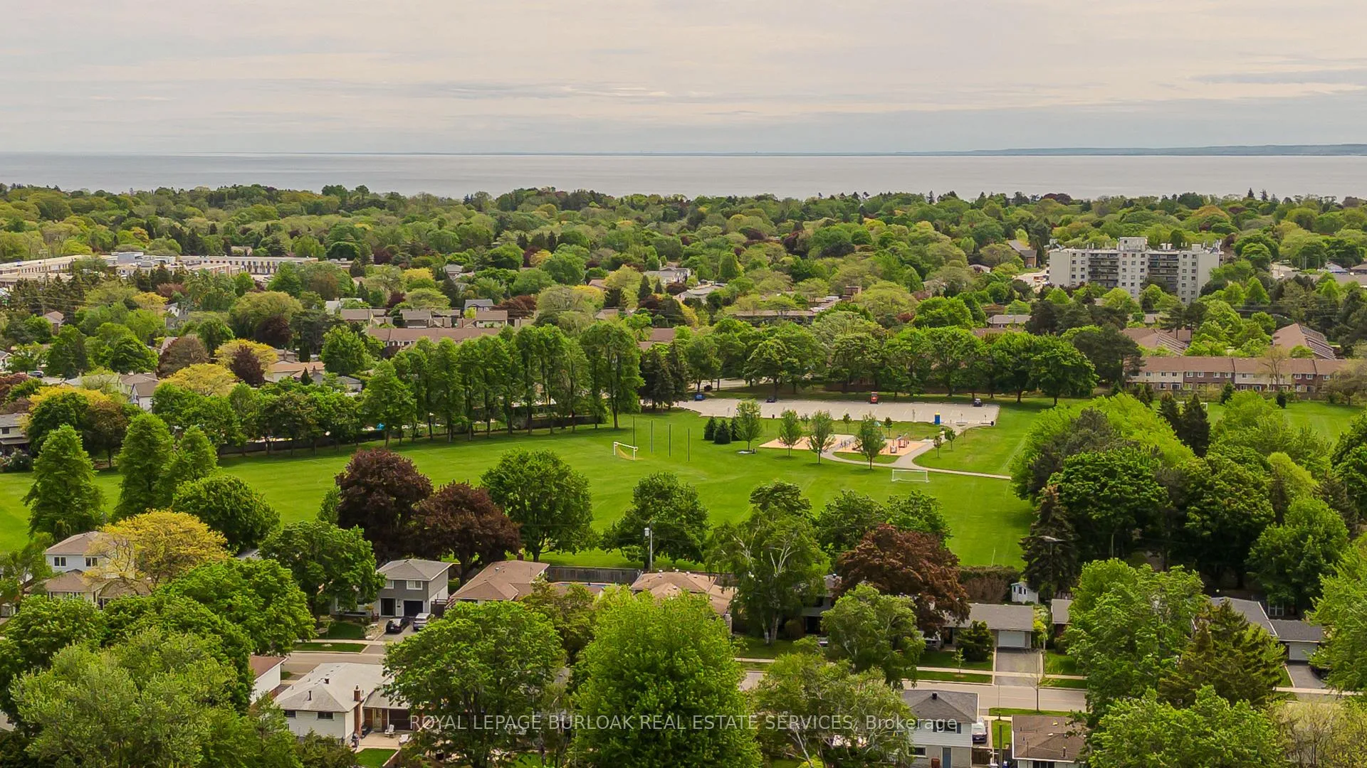 Photo 3 of 643 Artreva Crescent, Burlington, Shoreacres — HOMEH