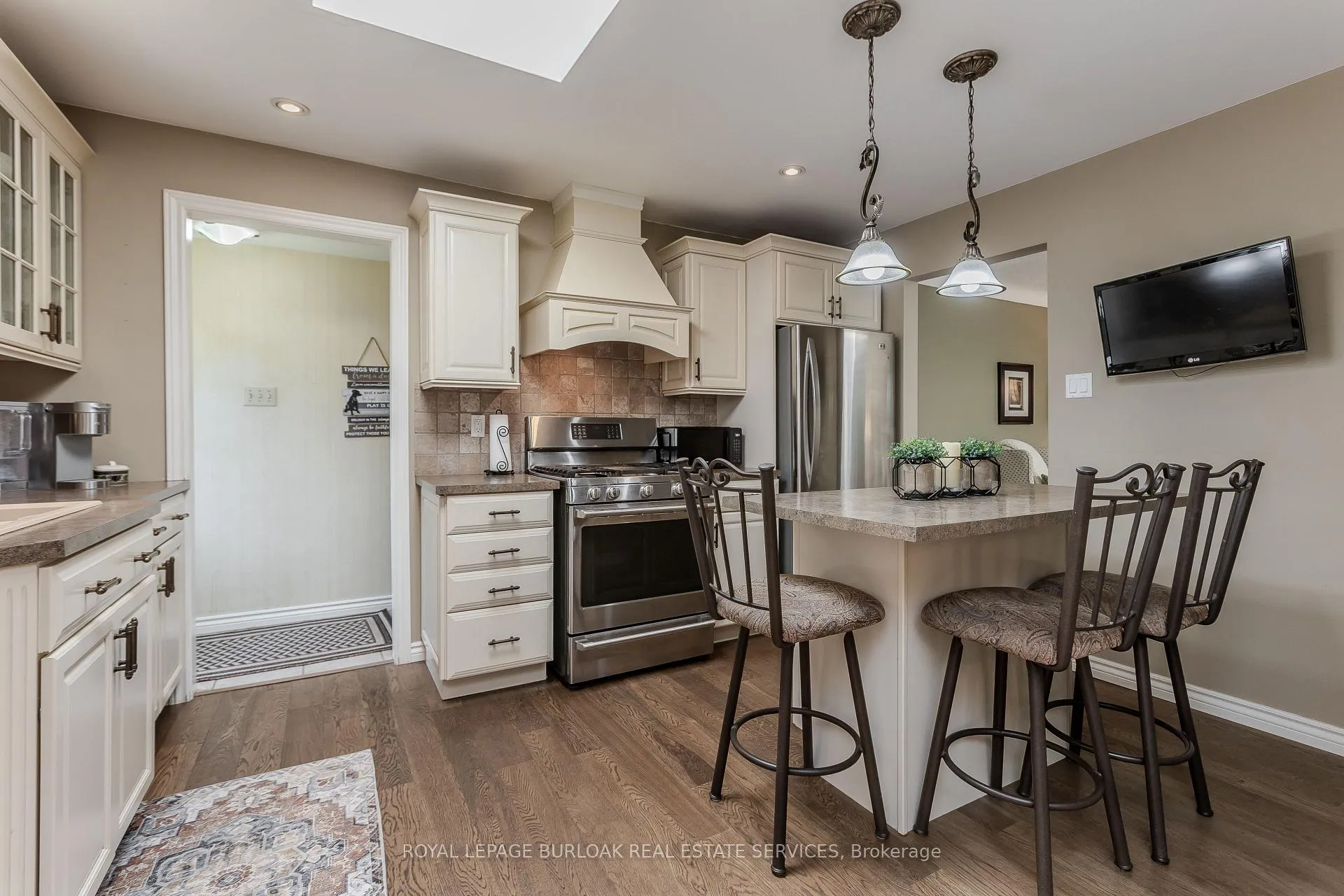 Photo 5 of 643 Artreva Crescent, Burlington, Shoreacres — HOMEH
