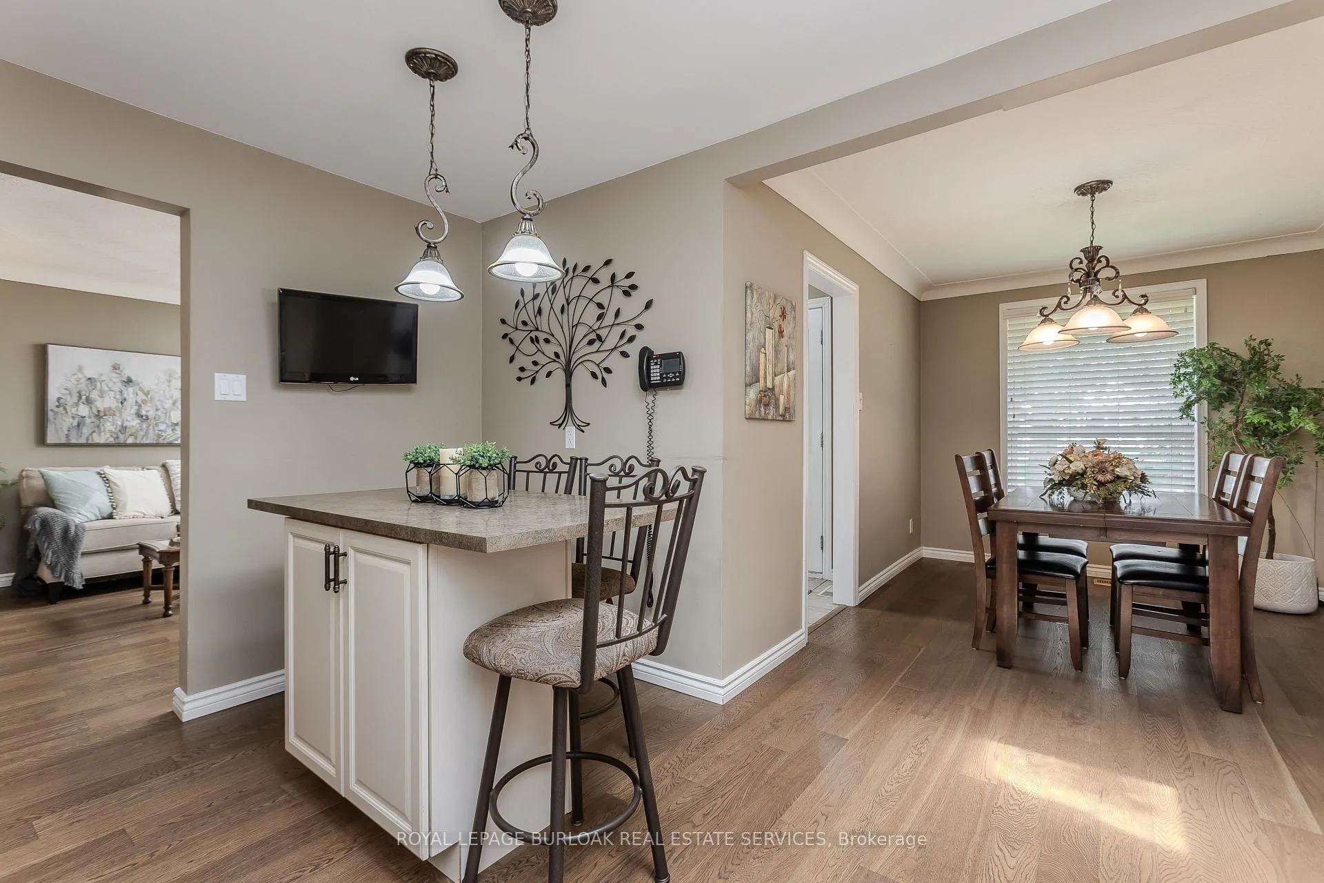 Photo 7 of 643 Artreva Crescent, Burlington, Shoreacres — HOMEH