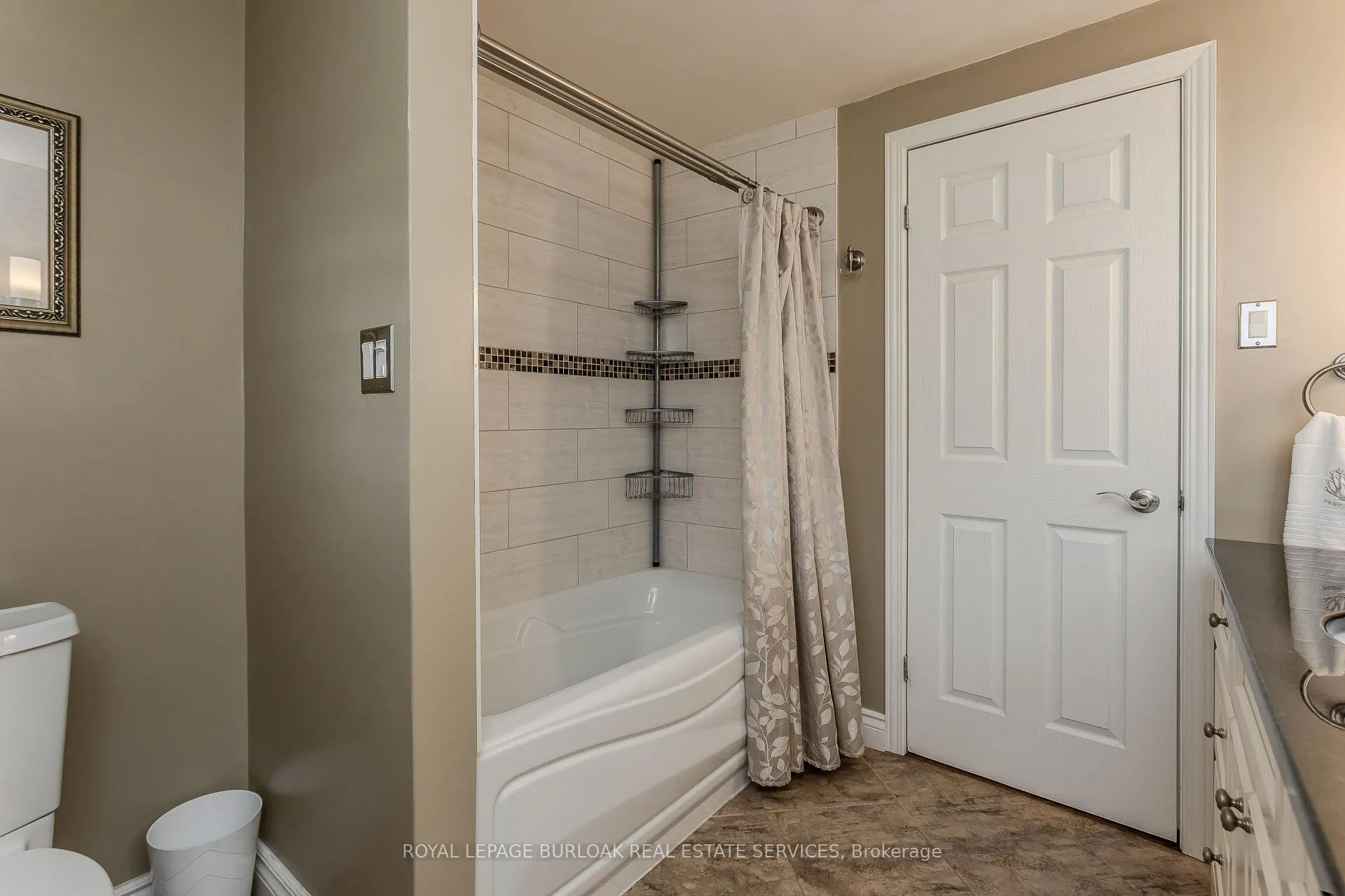 Photo 13 of 643 Artreva Crescent, Burlington, Shoreacres — HOMEH