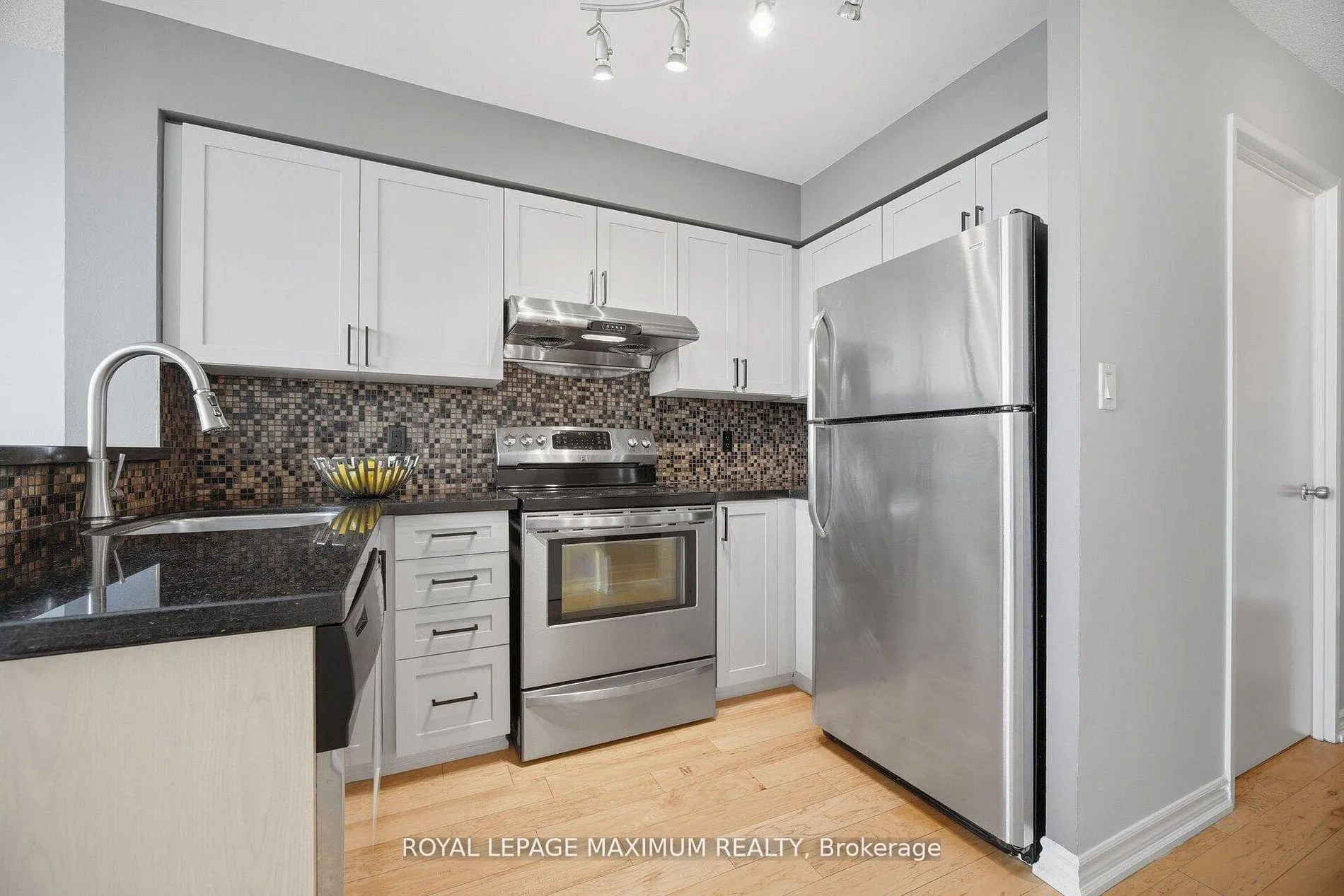 Photo 8 of Unit 508, 200 Manitoba Street, Etobicoke, Mimico — HOMEH