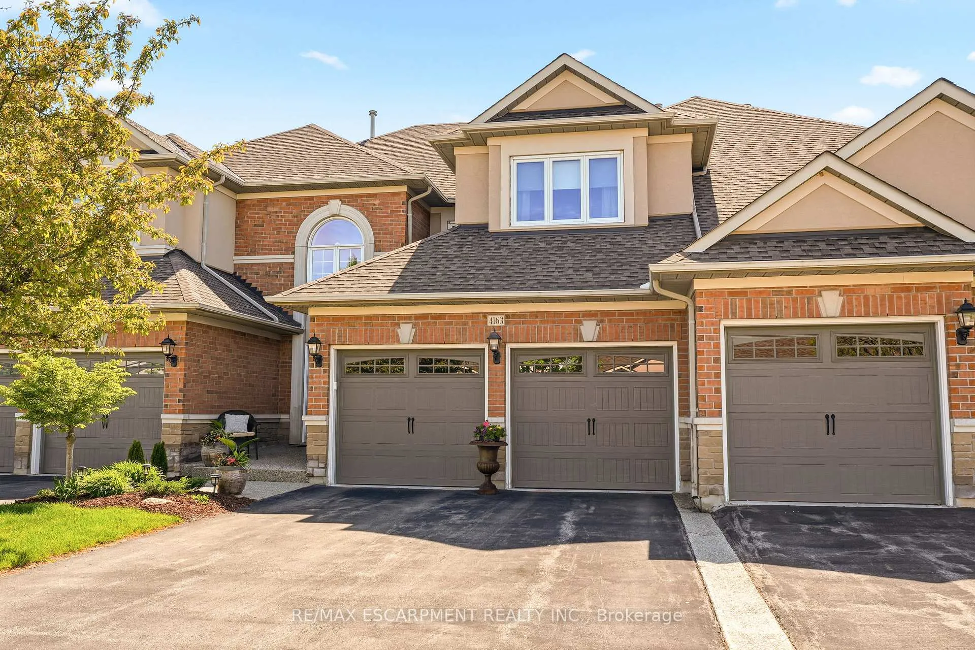 Photo 2 of 4163 Stonebridge Crescent, Burlington, Rose — HOMEH