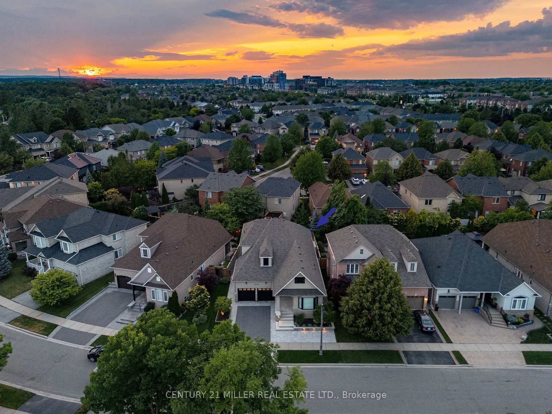 Photo 4 of 2201 Rochester Circle, Oakville, Bronte Creek — HOMEH