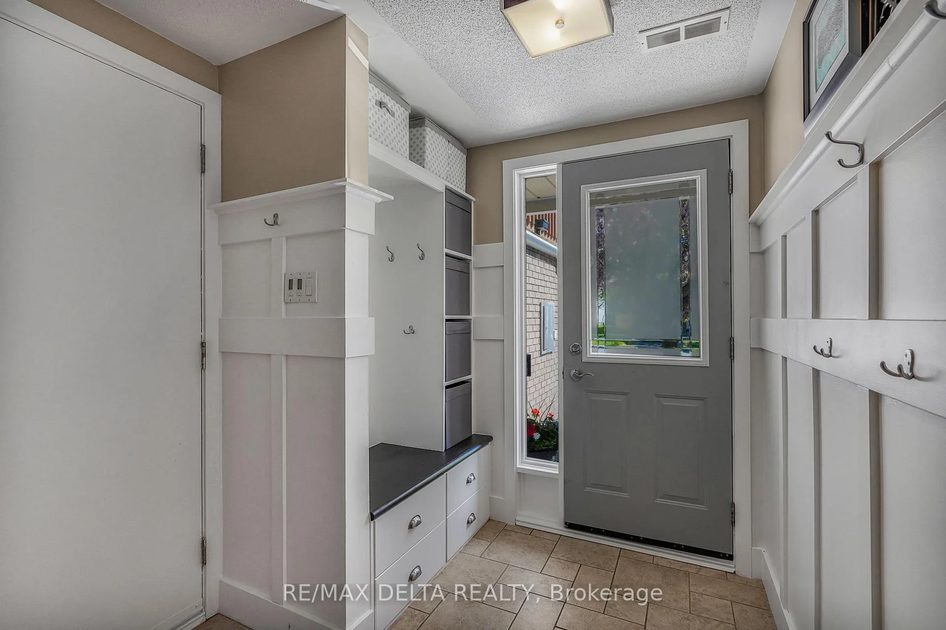 Photo 3 of 698 Brome Crescent, Ottawa, Fallingbrook/Ridgemount — HOMEH