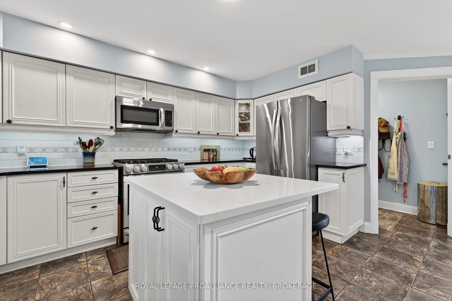 Photo 16 of 9 Grenville Crescent, Kingston, West of Sir John A. Blvd — HOMEH