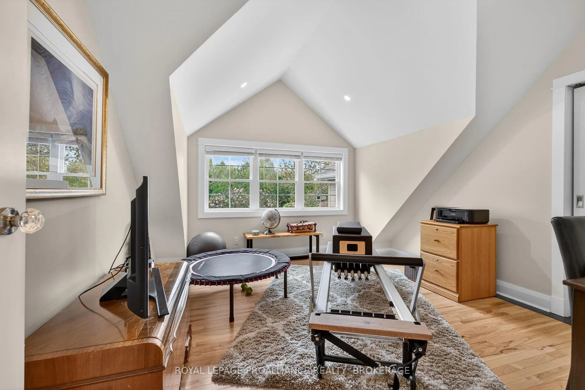 Photo 25 of 9 Grenville Crescent, Kingston, West of Sir John A. Blvd — HOMEH
