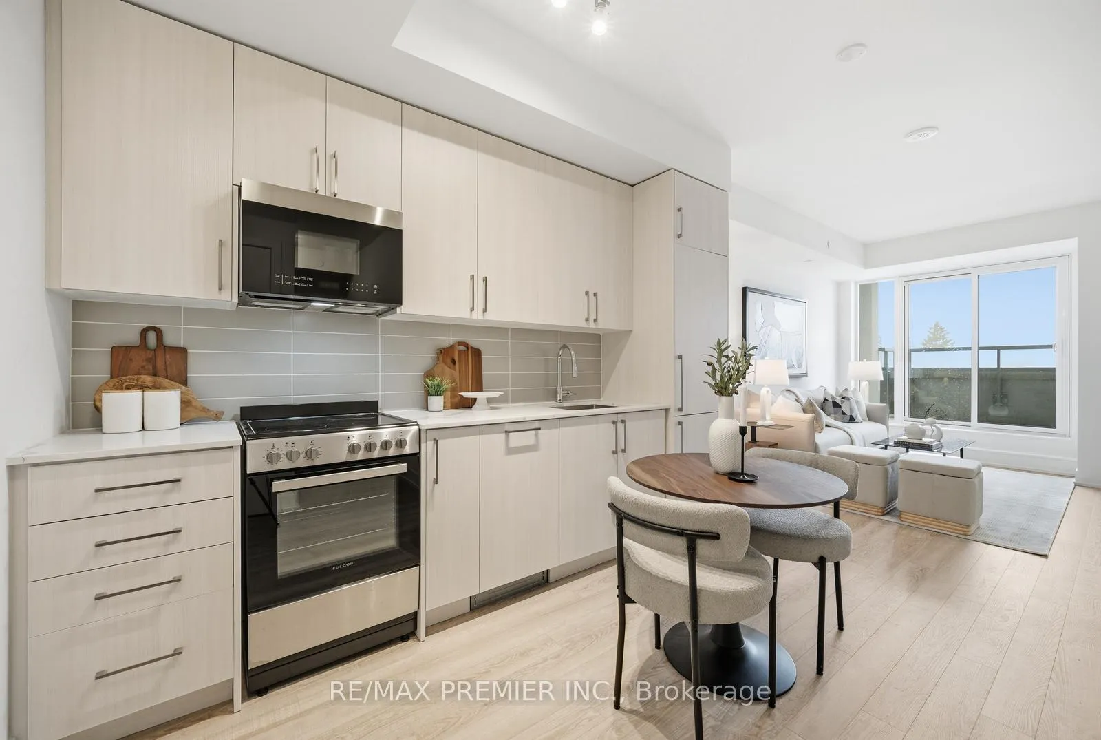 Photo 4 of Unit 435, 2075 King Road, King, King City — HOMEH