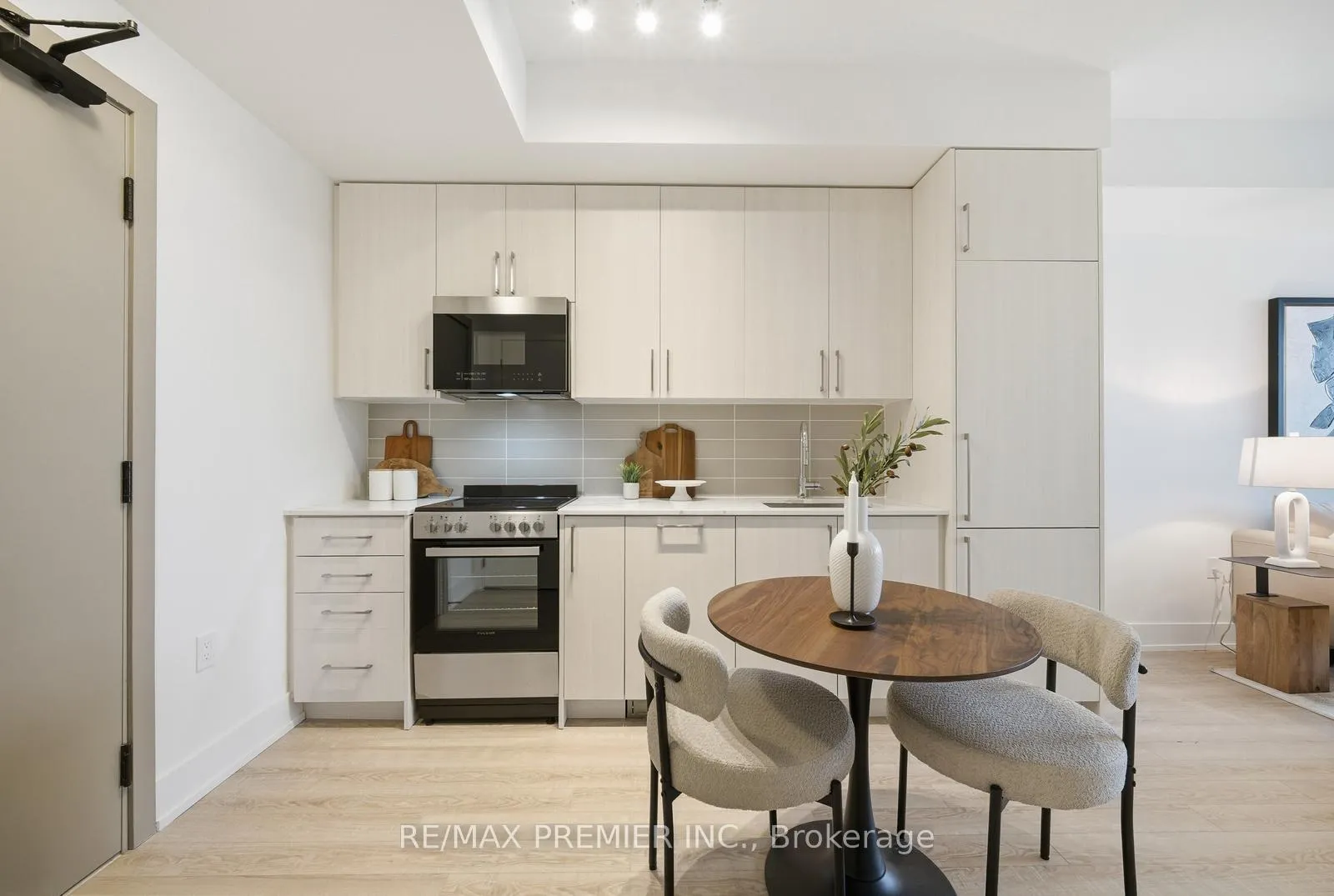 Photo 5 of Unit 435, 2075 King Road, King, King City — HOMEH