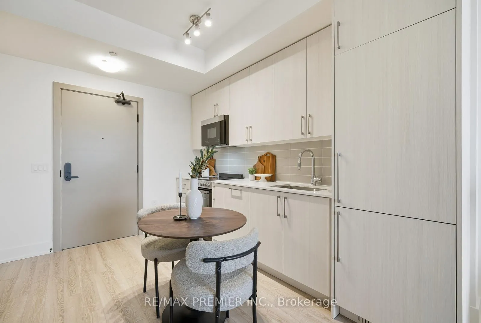 Photo 6 of Unit 435, 2075 King Road, King, King City — HOMEH