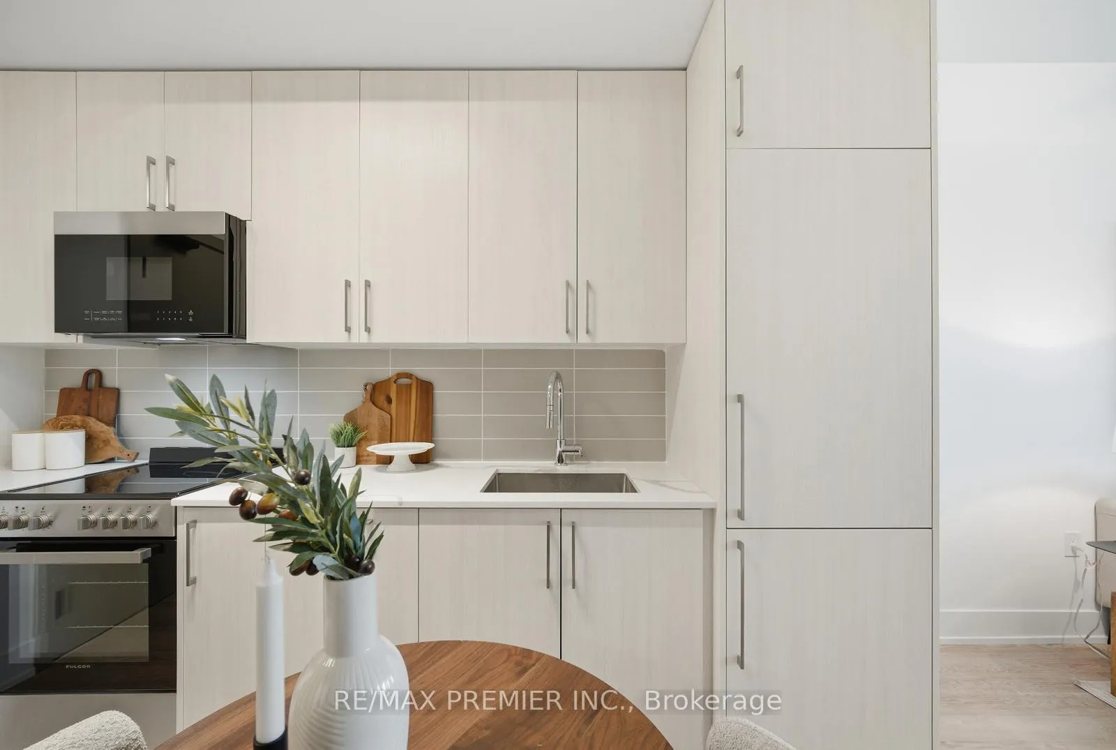 Photo 7 of Unit 435, 2075 King Road, King, King City — HOMEH