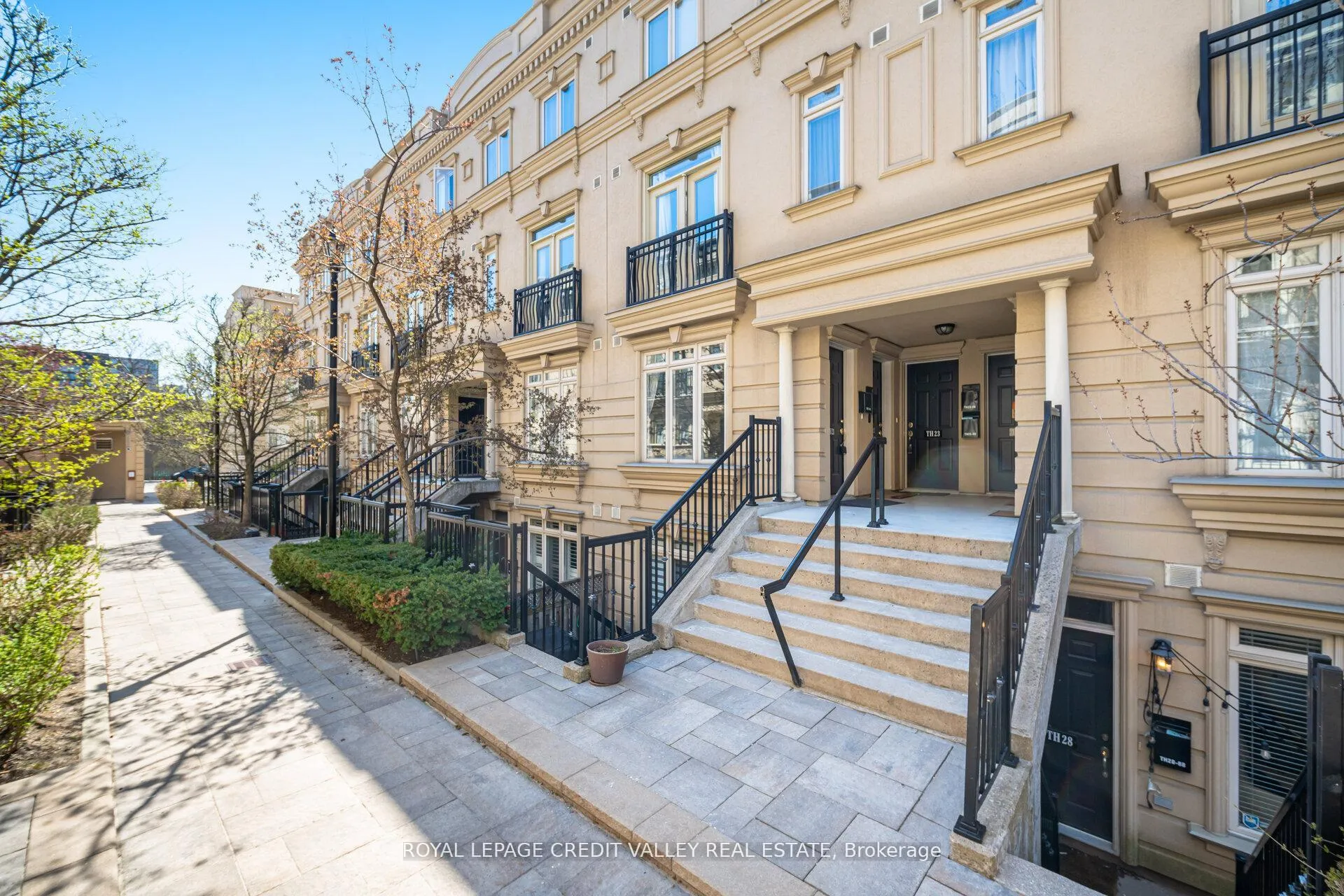 Photo 2 of Unit TH21, 88 Carr Street, Toronto, Kensington-Chinatown — HOMEH