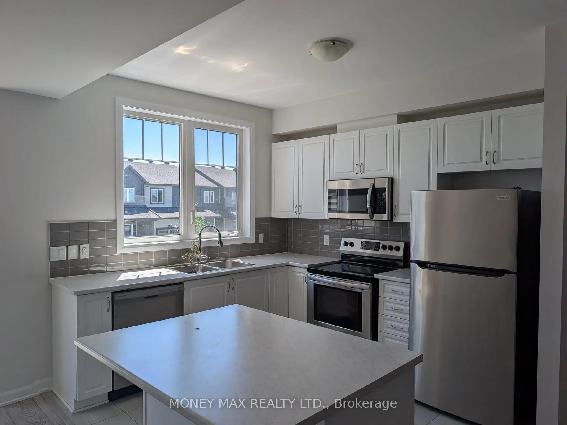 Photo 3 of 56 Teelin Circle, Ottawa, Barrhaven - Half Moon Bay — HOMEH