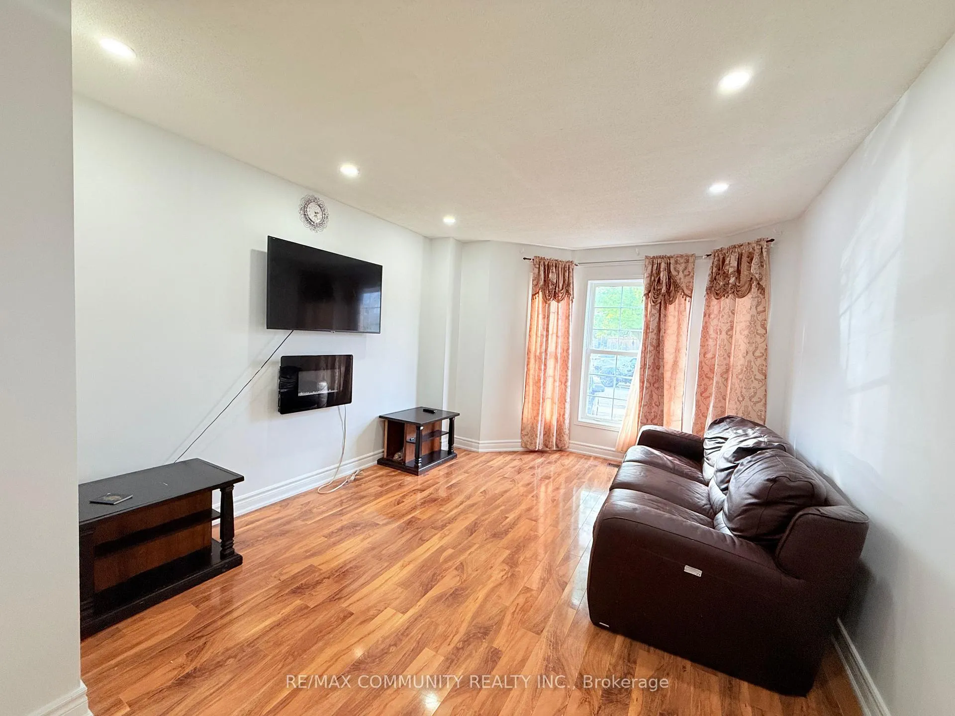 Photo 3 of 78 Shady Pine Circle S, Brampton, Sandringham-Wellington — HOMEH
