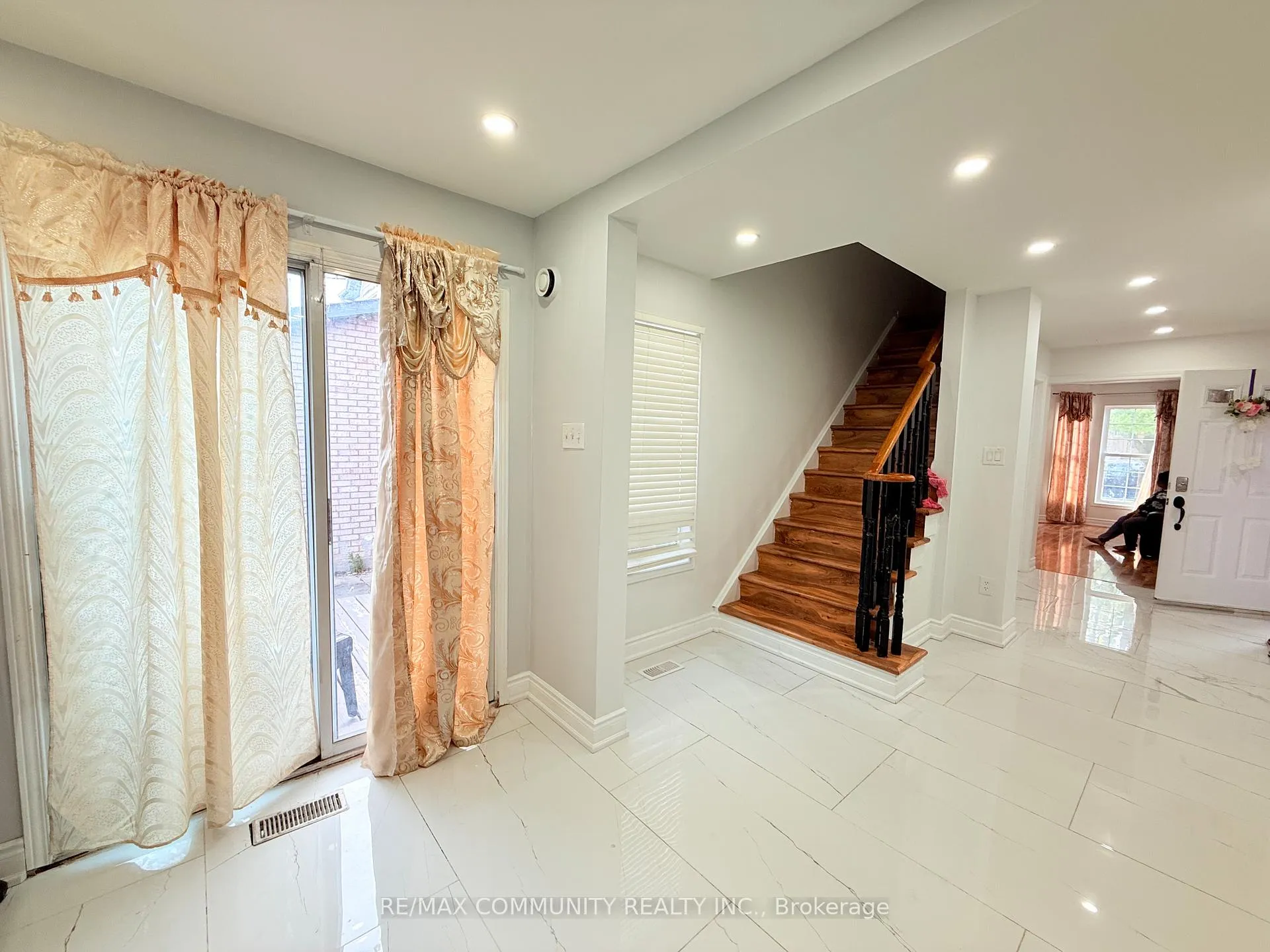 Photo 6 of 78 Shady Pine Circle S, Brampton, Sandringham-Wellington — HOMEH