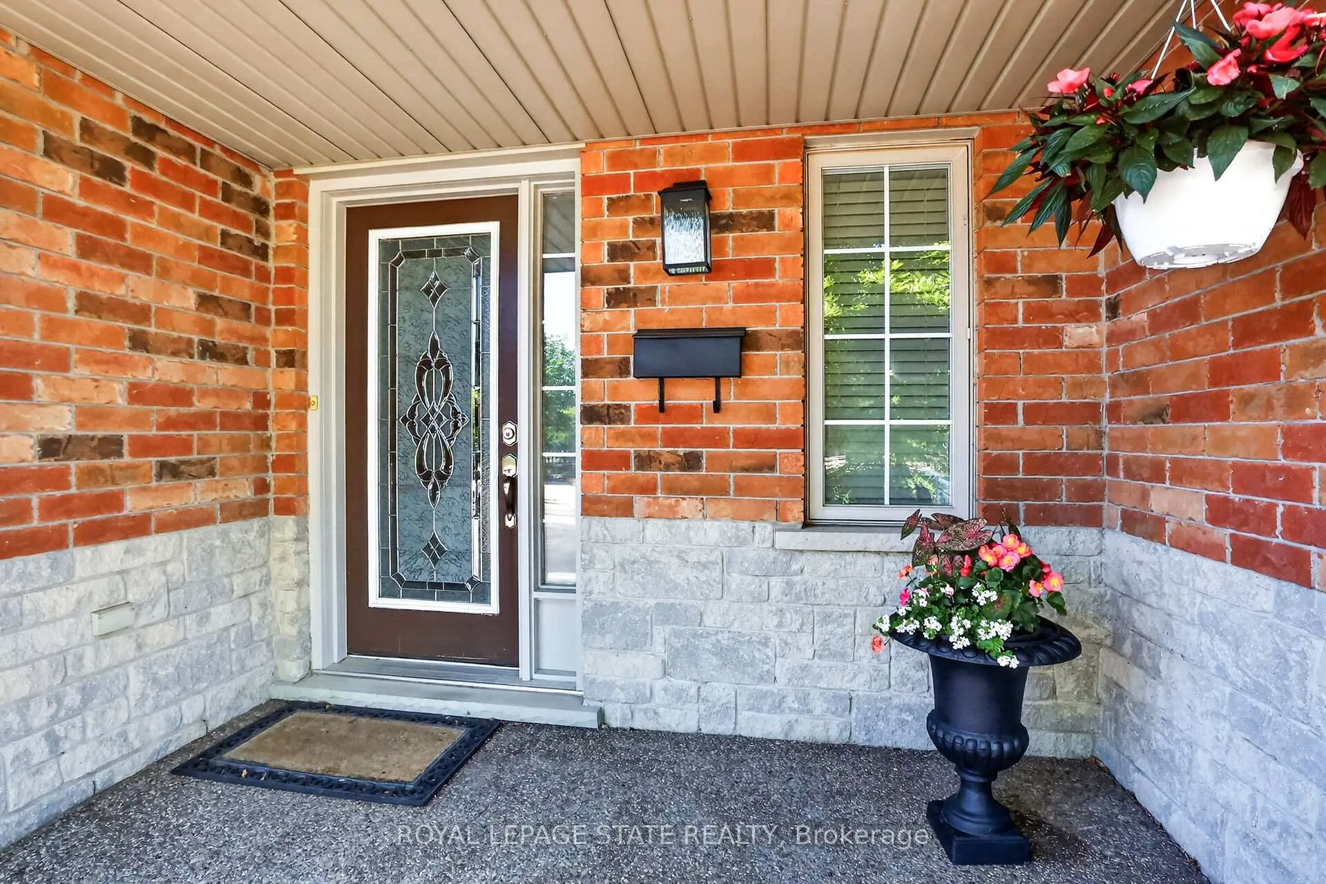 Photo 2 of 122 Magnolia Crescent, Grimsby, Grimsby West — HOMEH