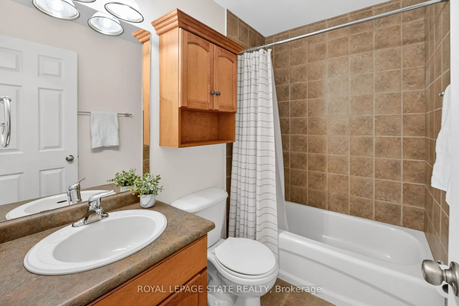Photo 28 of 122 Magnolia Crescent, Grimsby, Grimsby West — HOMEH