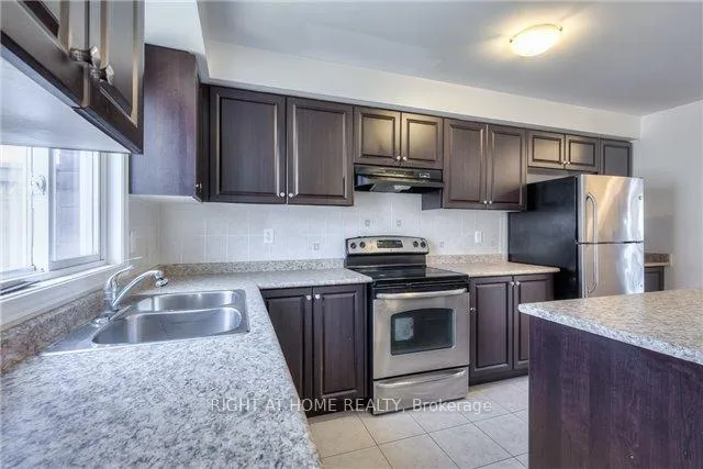Photo 3 of 10 Wilkes Crescent, Scarborough, Clairlea-Birchmount — HOMEH