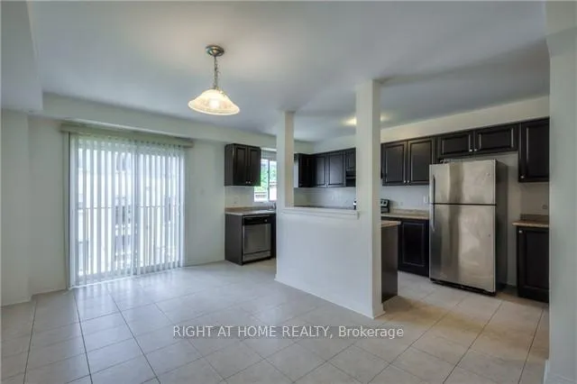 Photo 5 of 10 Wilkes Crescent, Scarborough, Clairlea-Birchmount — HOMEH