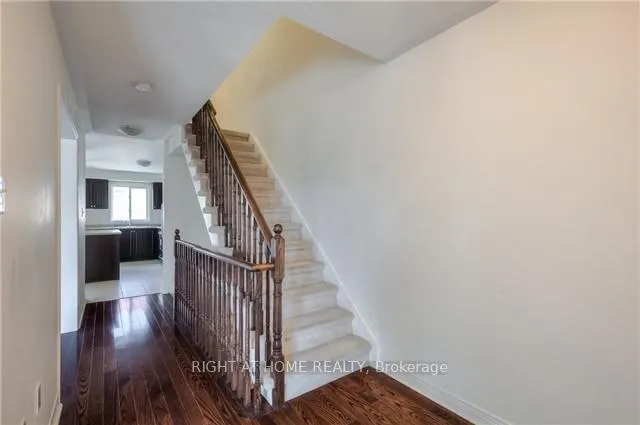 Photo 6 of 10 Wilkes Crescent, Scarborough, Clairlea-Birchmount — HOMEH