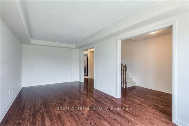 Photo 7 of 10 Wilkes Crescent, Scarborough, Clairlea-Birchmount — HOMEH