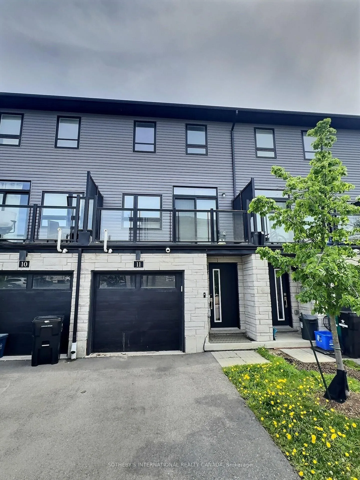 Front of Unit 11, 51 Sparrow Avenue