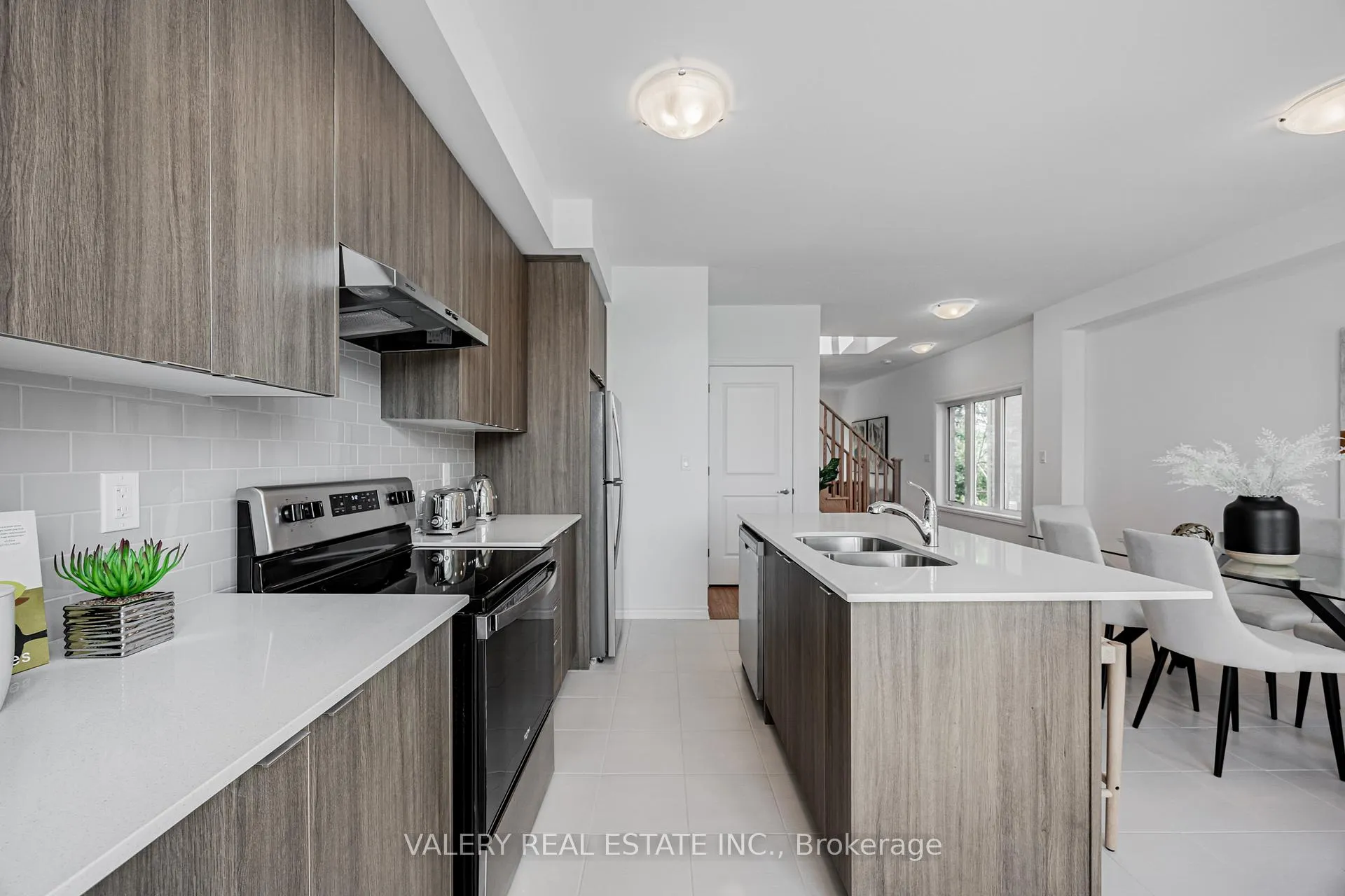 Photo 12 of 135 Pidgeon Street, Scarborough, Clairlea-Birchmount — HOMEH