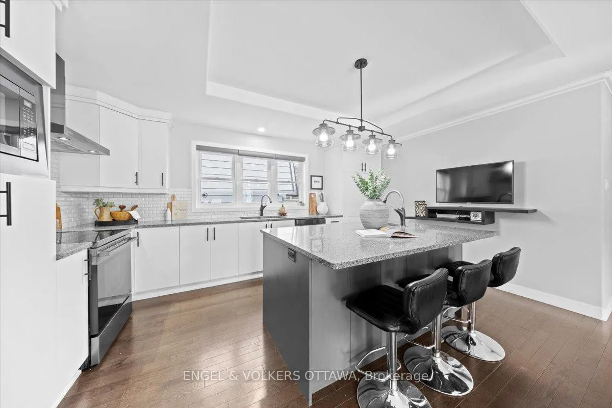 Photo 12 of 1005 Gold Crescent, Ottawa, Queensway Terrace North — HOMEH