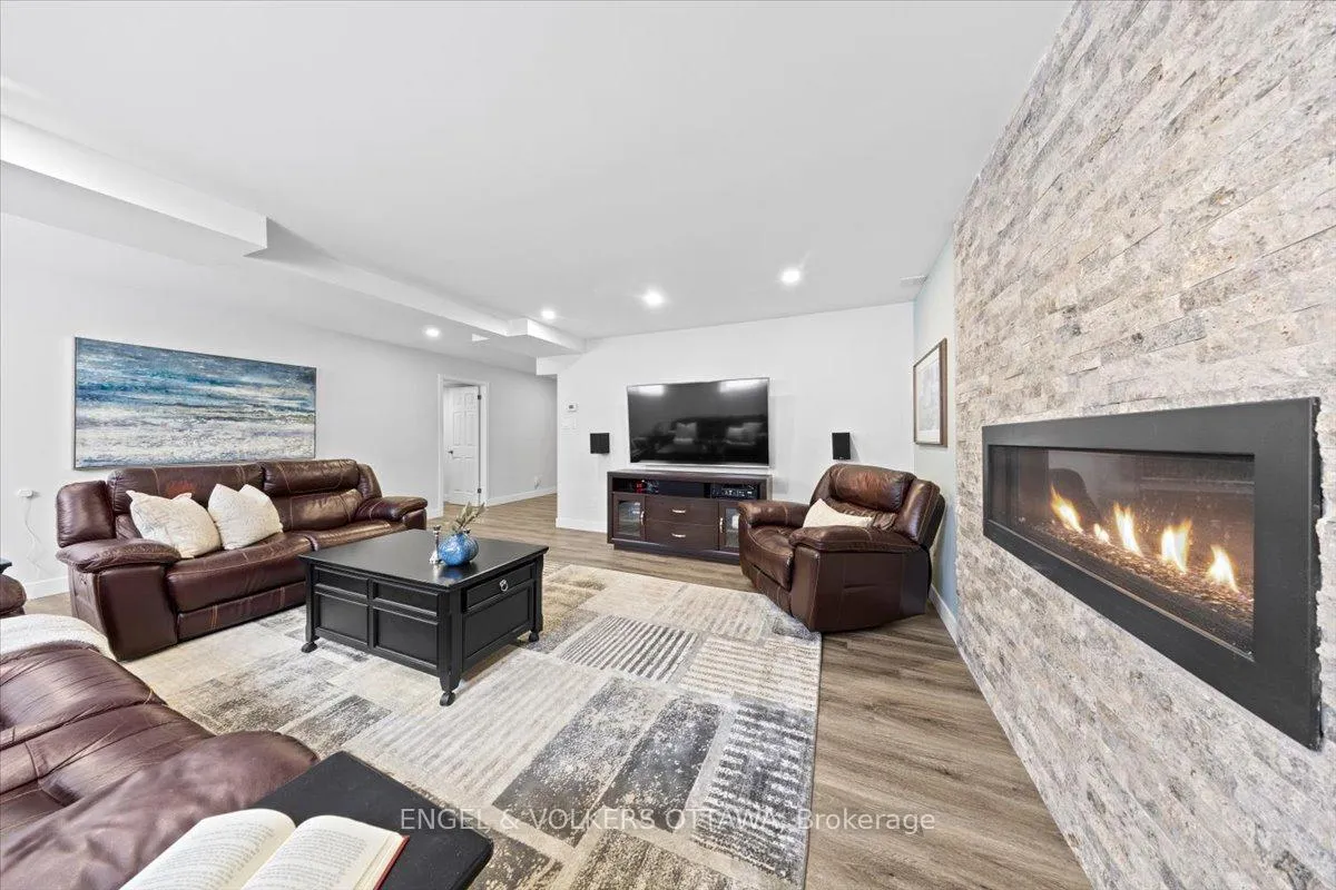 Photo 33 of 1005 Gold Crescent, Ottawa, Queensway Terrace North — HOMEH