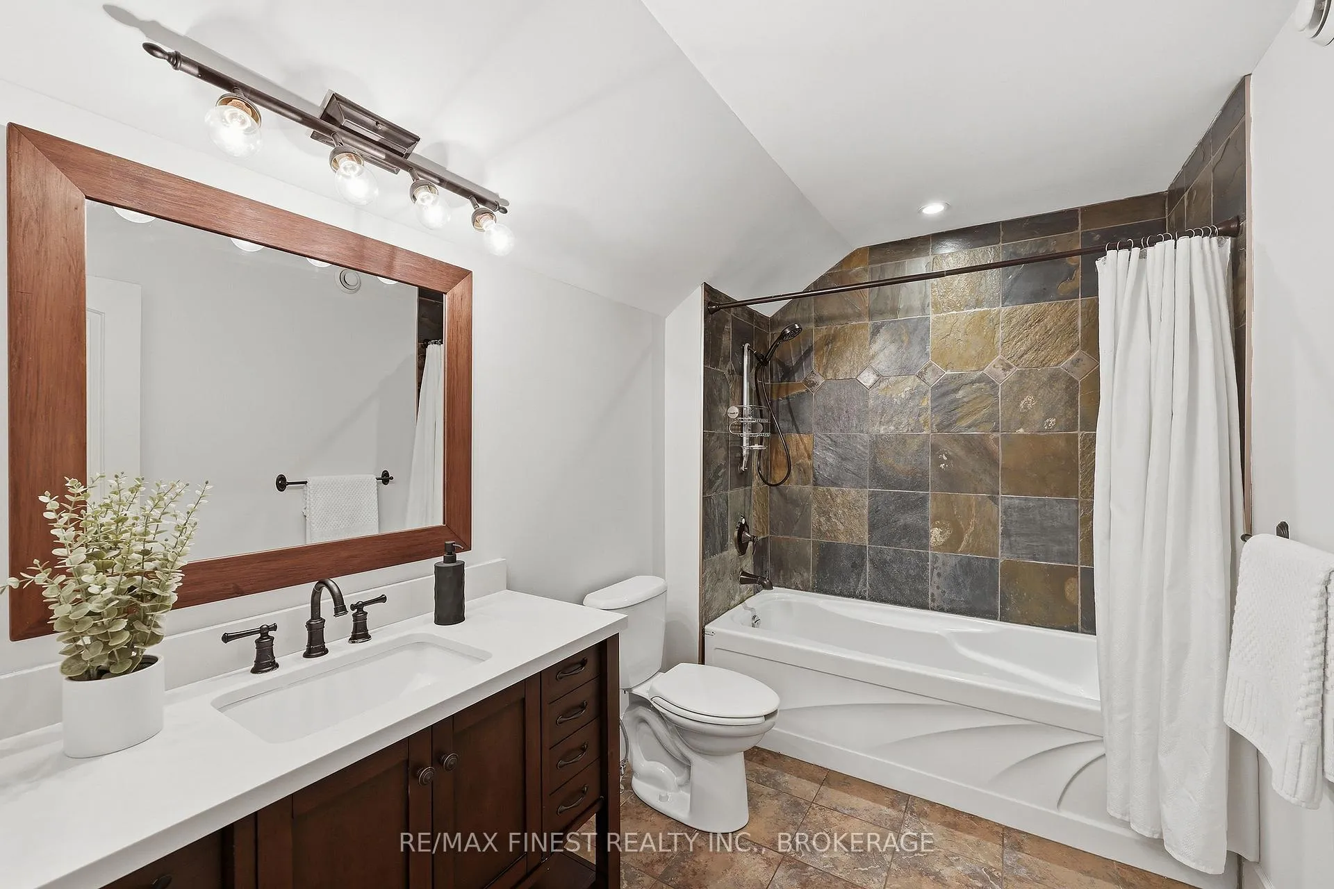 Photo 18 of 3031 Lakehead Road, Kingston, City North of 401 — HOMEH
