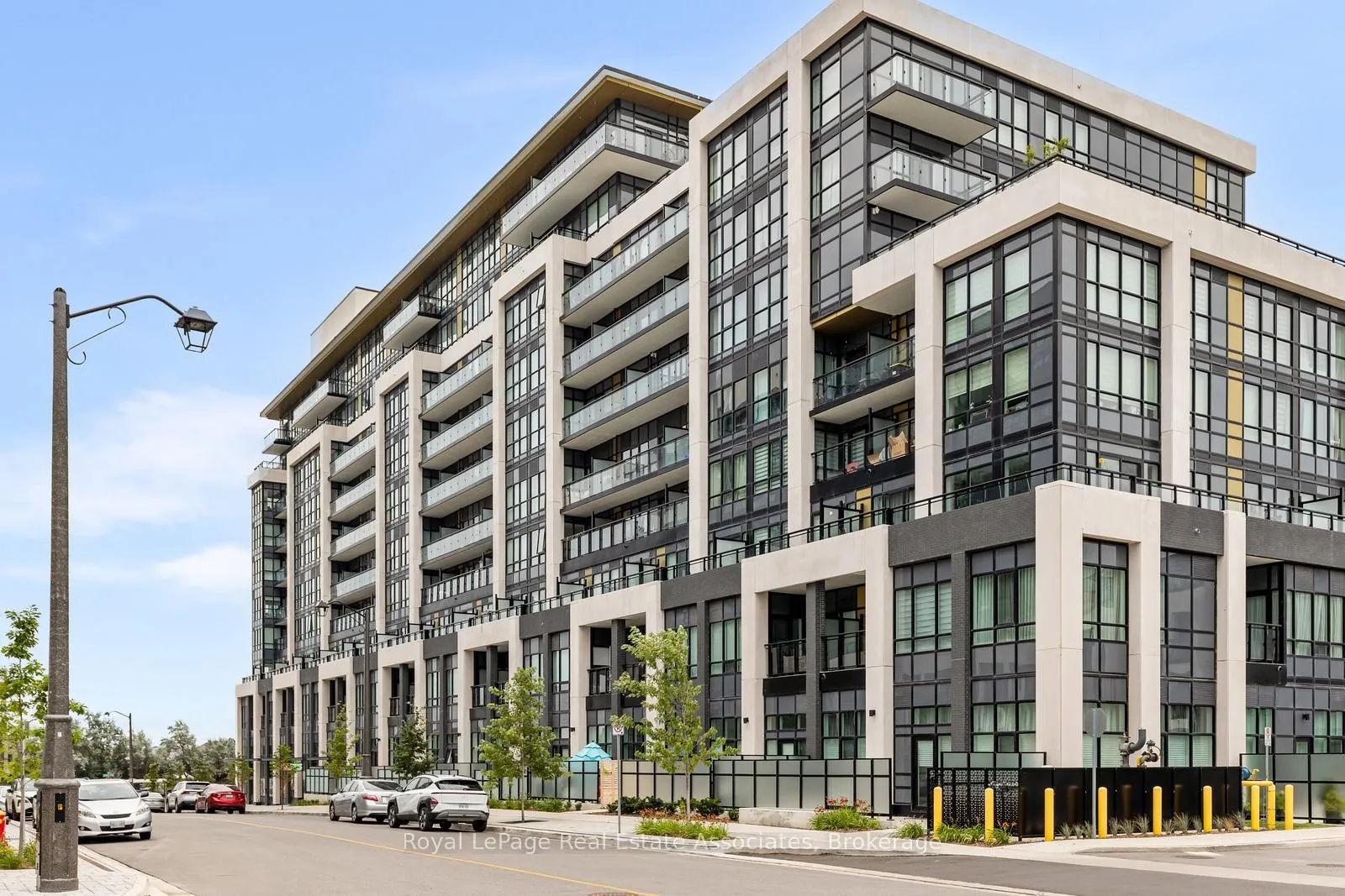 Front of Unit 114, 405 Dundas Street W