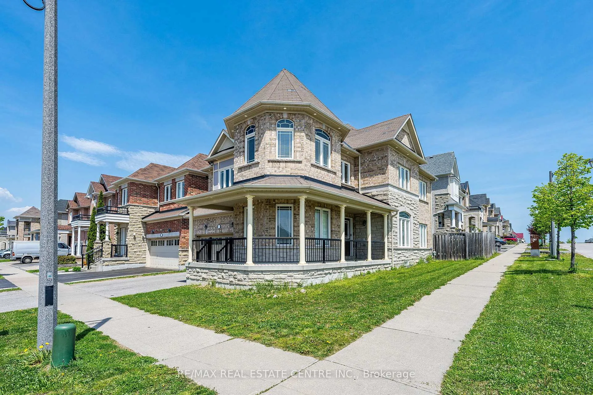 Photo 3 of 1 Arfield Avenue, Ajax, Northeast Ajax — HOMEH