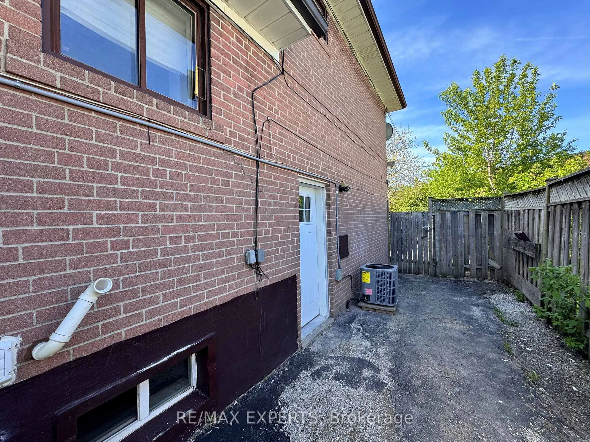 Photo 1 of Unit Bsmt, 95 Post Road, Brampton, Brampton North — HOMEH
