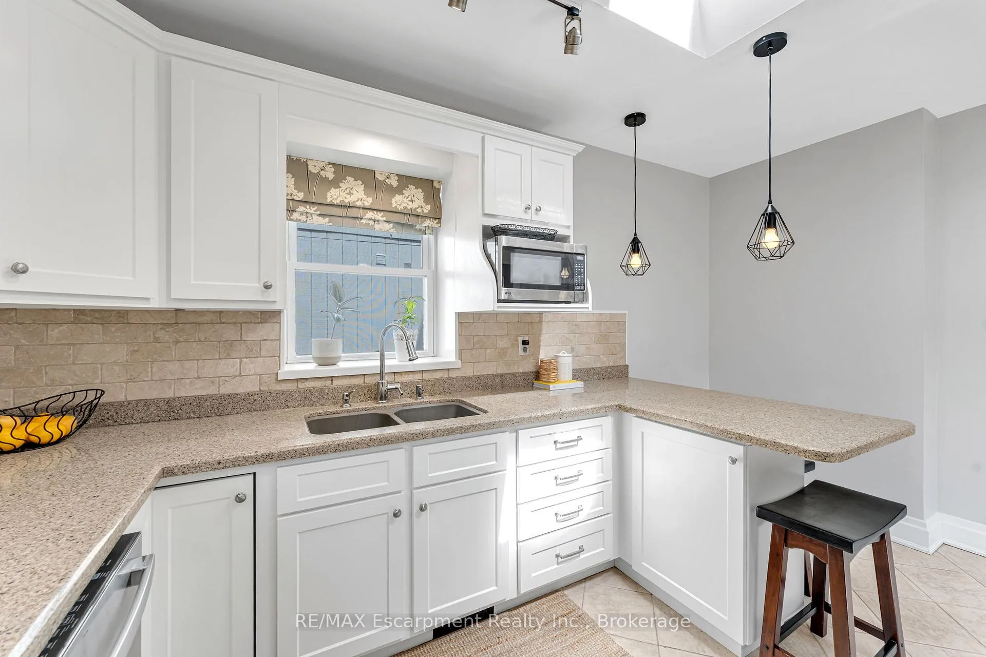 Photo 8 of 546 Hurd Avenue, Burlington, Brant — HOMEH