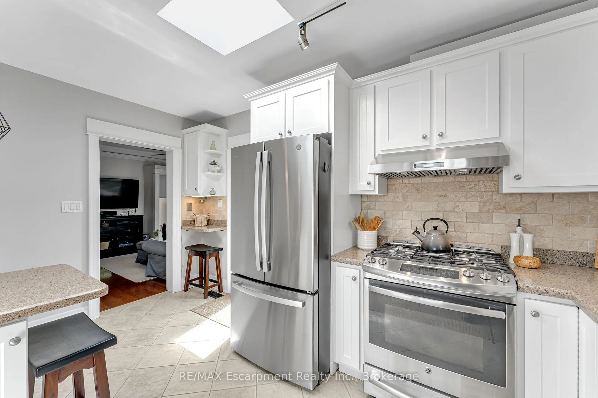 Photo 10 of 546 Hurd Avenue, Burlington, Brant — HOMEH