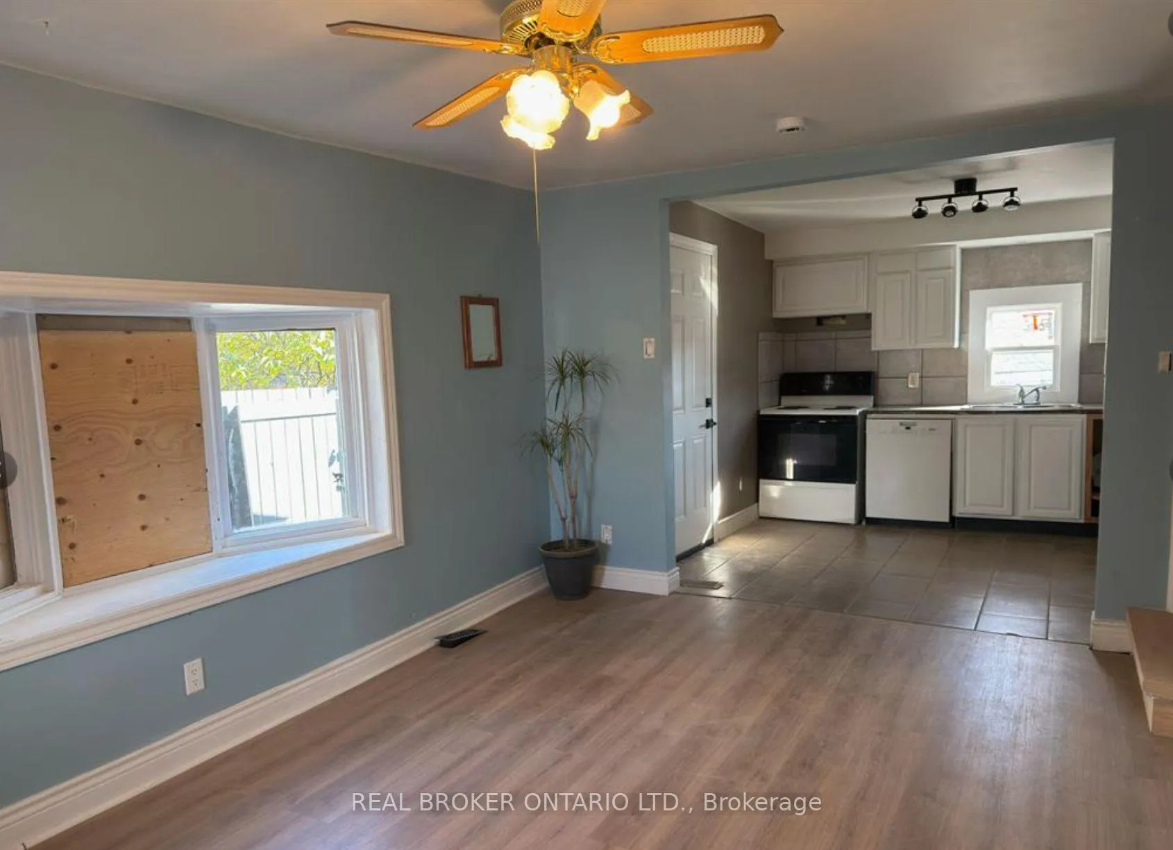 Photo 2 of 82 Page Street, St. Catharines, E. Chester — HOMEH