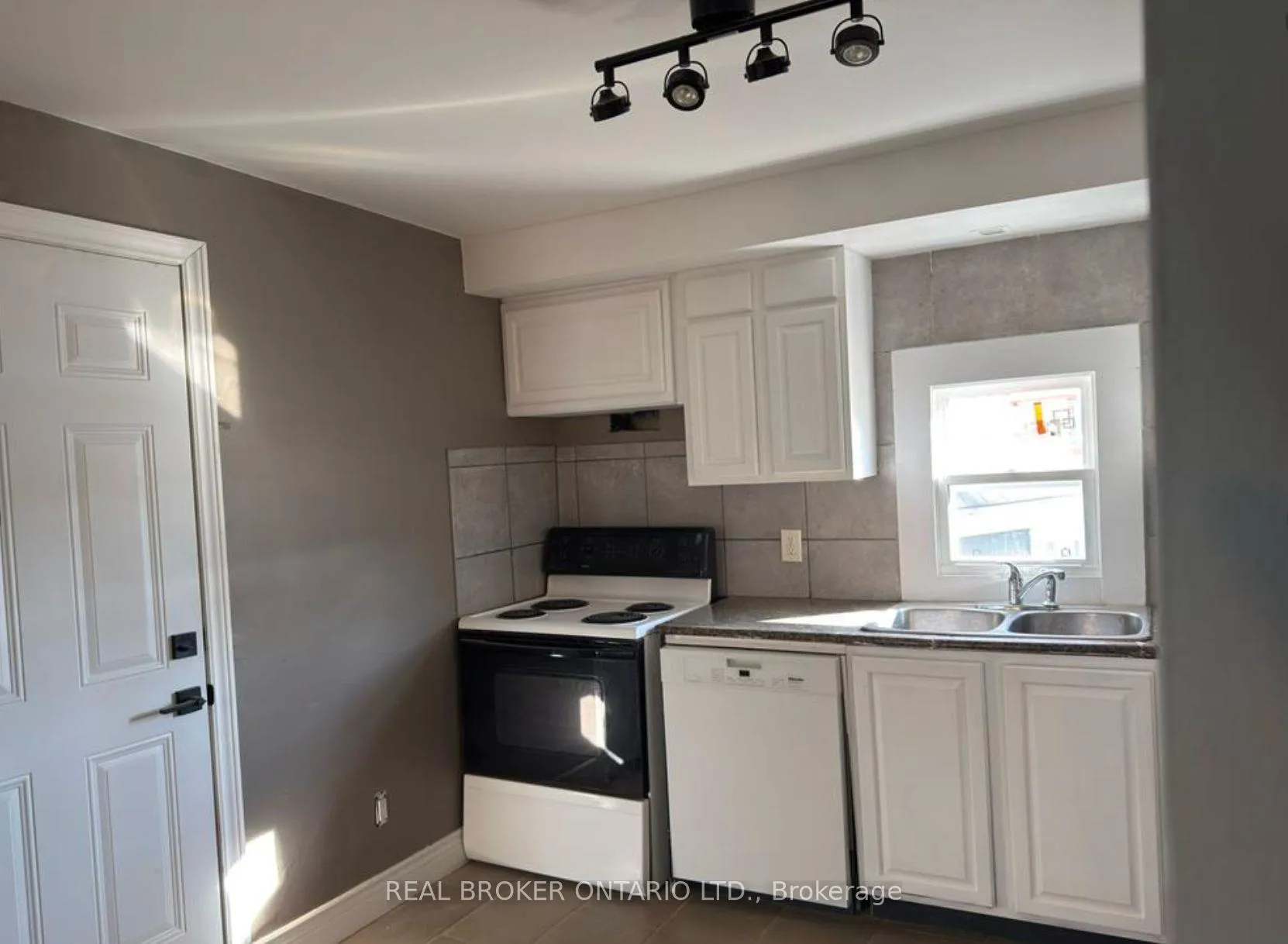 Photo 3 of 82 Page Street, St. Catharines, E. Chester — HOMEH
