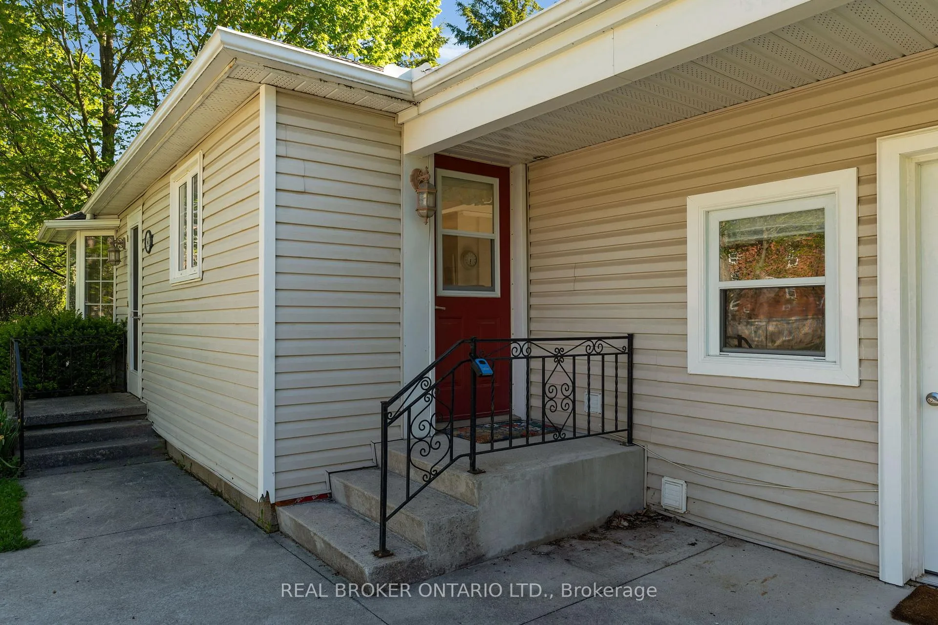 Photo 4 of 145 Collingwood Street, Clearview, Creemore — HOMEH