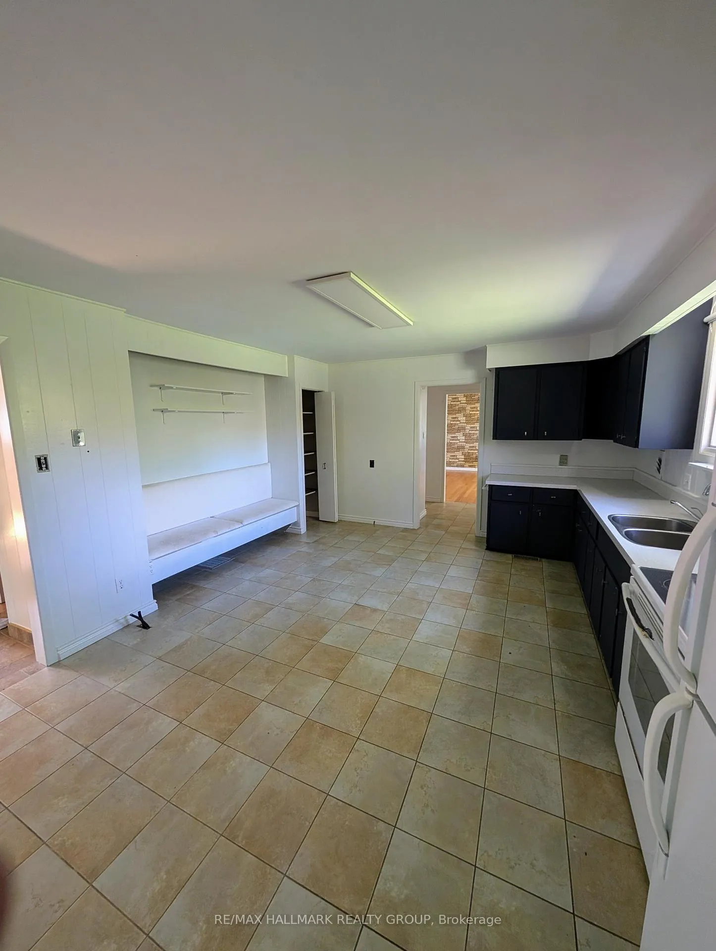 Photo 5 of 1636 Stagecoach Road, Ottawa, Greely — HOMEH